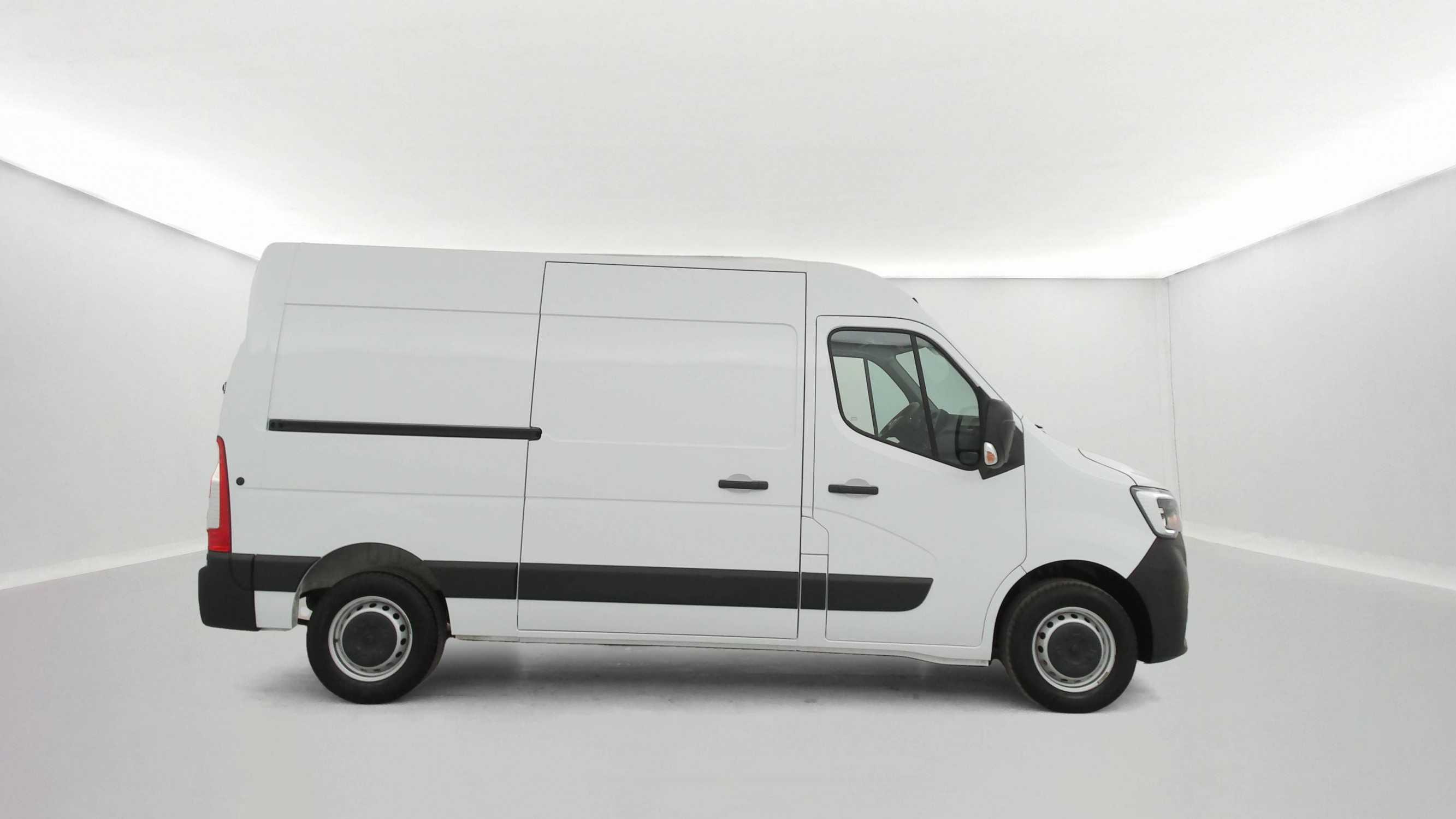 Vente en ligne Renault Master Fourgon MASTER FGN TRAC F3500 L2H2 BLUE DCI 135 au prix de 23 880 €