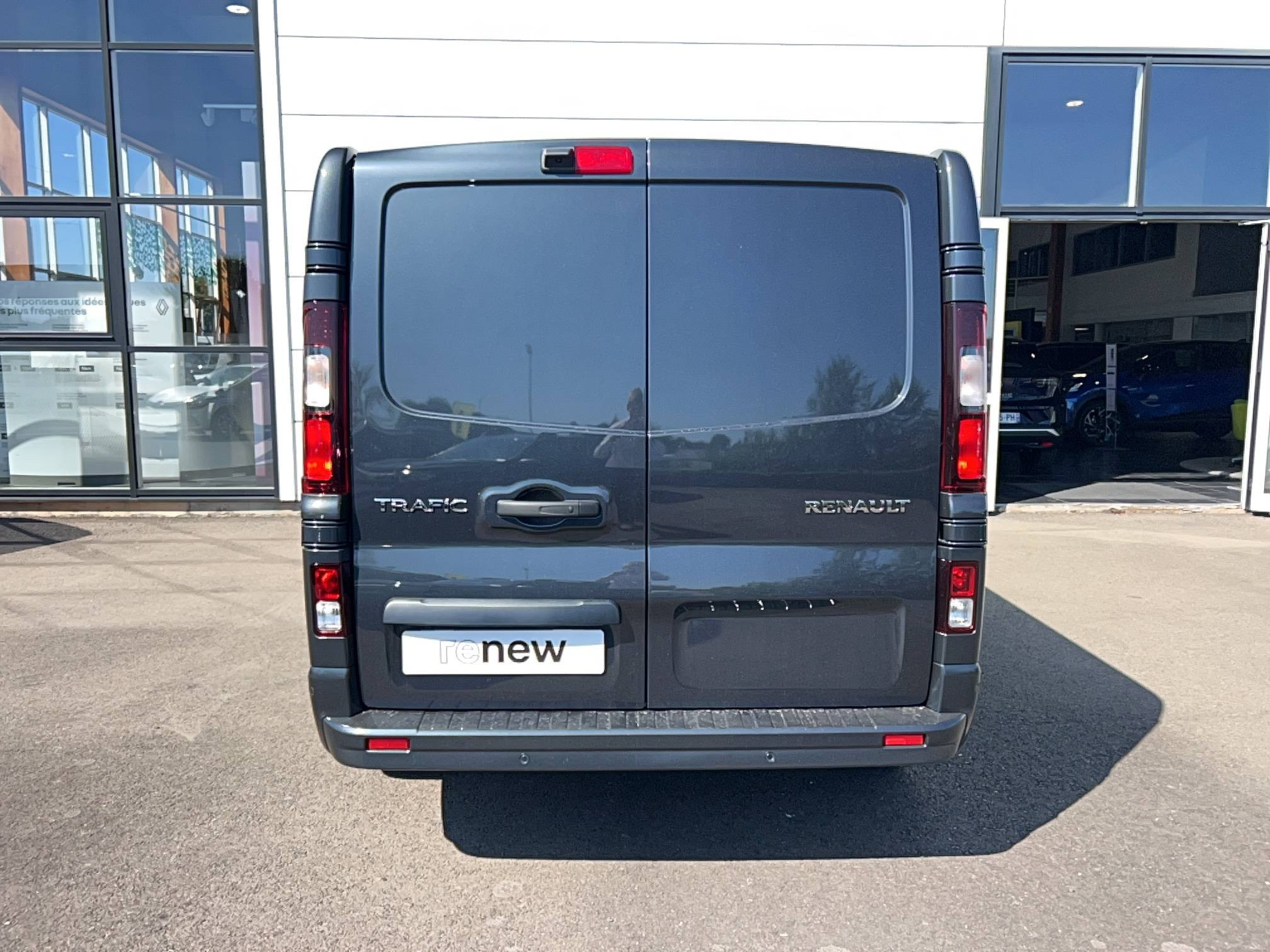 Vente en ligne Renault Trafic Cabine Approfondie TRAFIC CA BLUE DCI 170 L2H1 3T AUTO au prix de 42 980 €