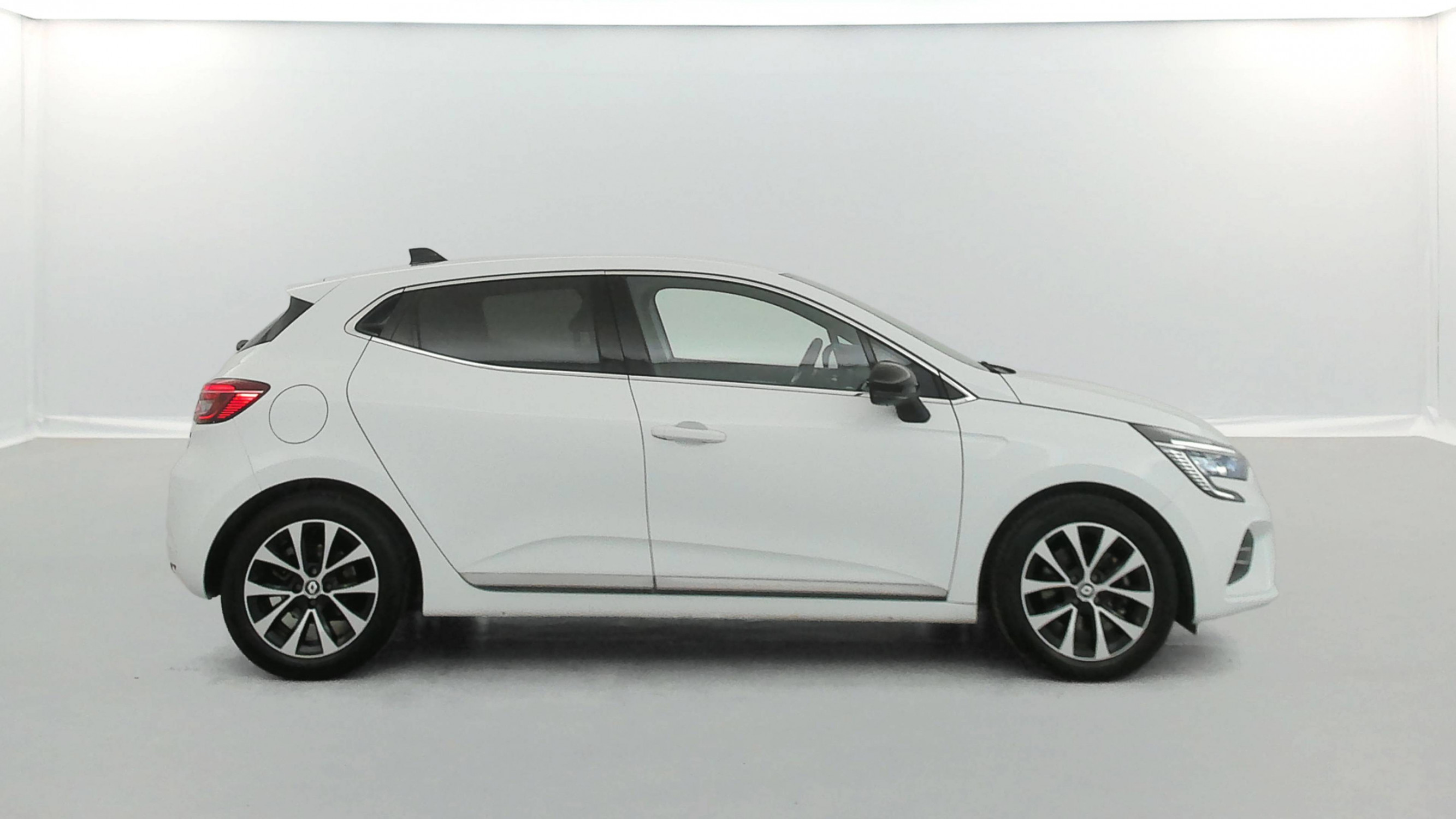 Vente en ligne Renault Clio 5 Clio E-Tech full hybrid 145 au prix de 15 890 €