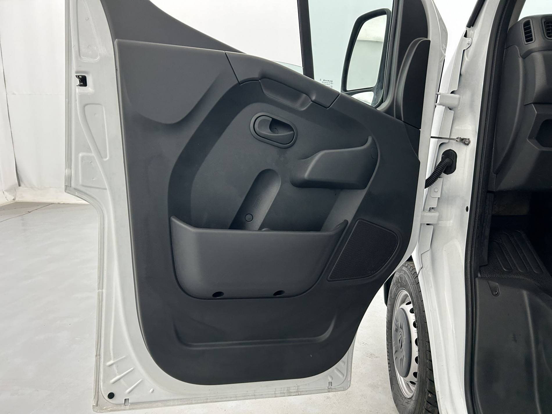 Vente en ligne Renault Master Fourgon MASTER FGN TRAC F3500 L2H2 BLUE DCI 135 au prix de 25 490 €