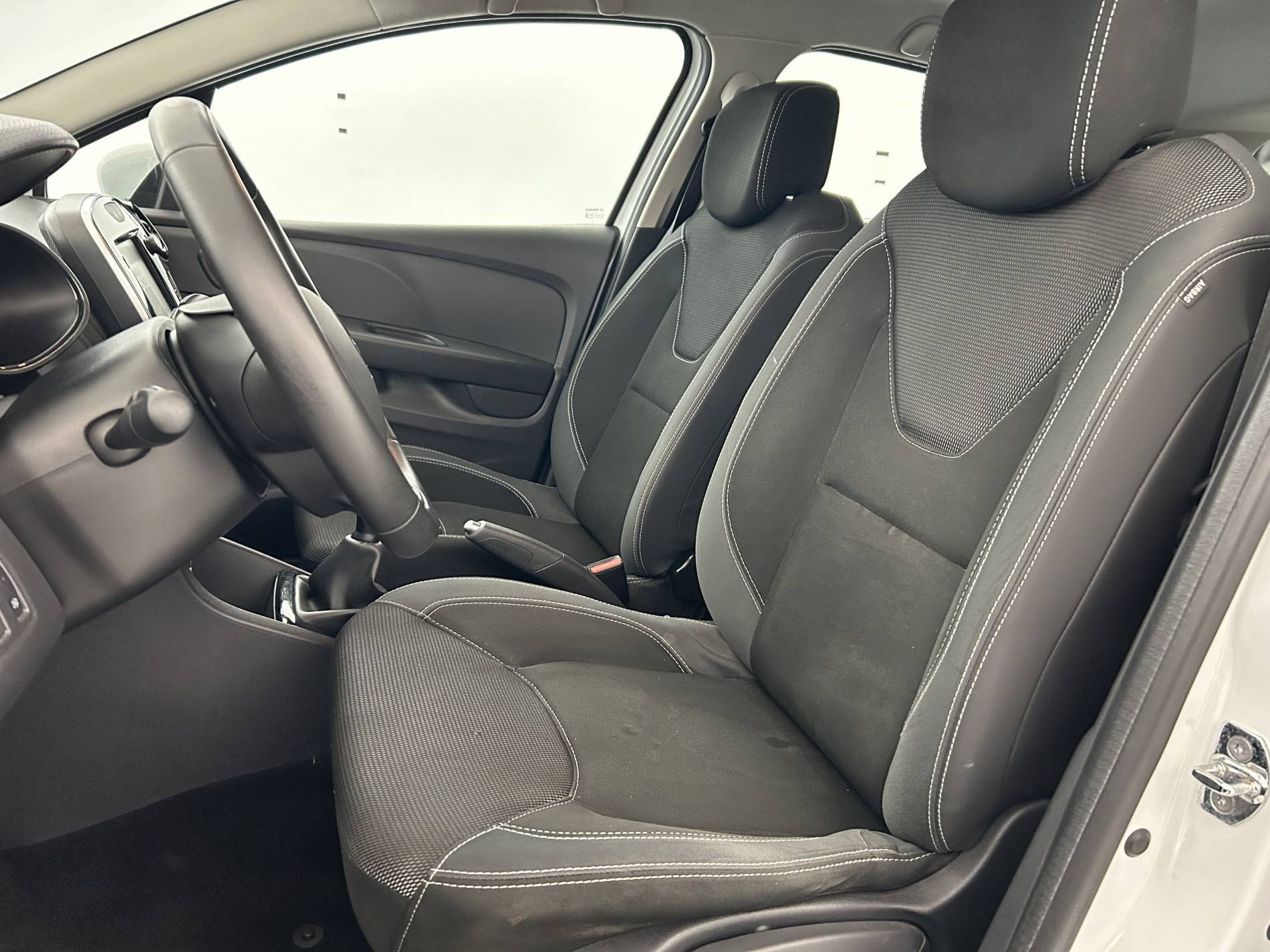 Vente en ligne Renault Clio 4 Clio dCi 75 E6C au prix de 10 890 €