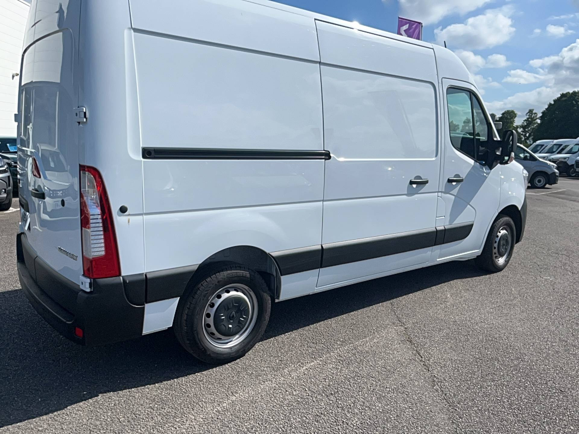 Vente en ligne Renault Master Fourgon MASTER FGN TRAC F3500 L2H2 BLUE DCI 135 au prix de 26 990 €