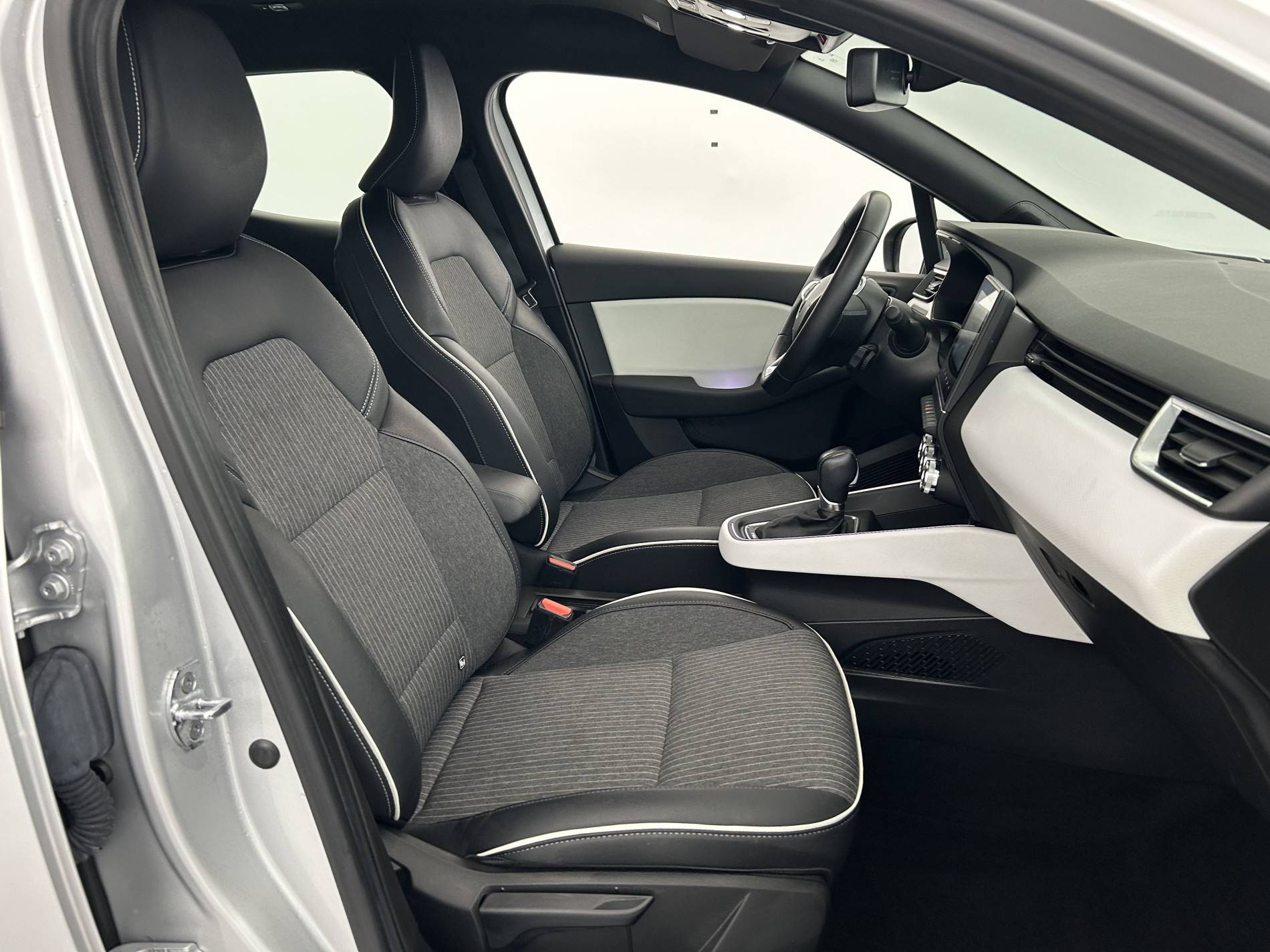 Vente en ligne Renault Clio 5 Clio E-Tech 140 - 21N au prix de 16 890 €