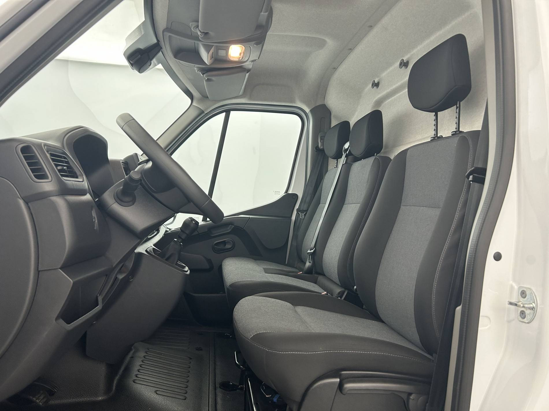 Vente en ligne Renault Master Fourgon MASTER FGN TRAC F3500 L3H3 BLUE DCI 135 au prix de 28 590 €