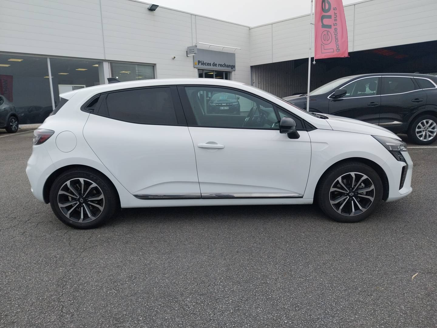Vente en ligne Renault Clio 5 Clio E-Tech full hybrid 145 au prix de 17 990 €