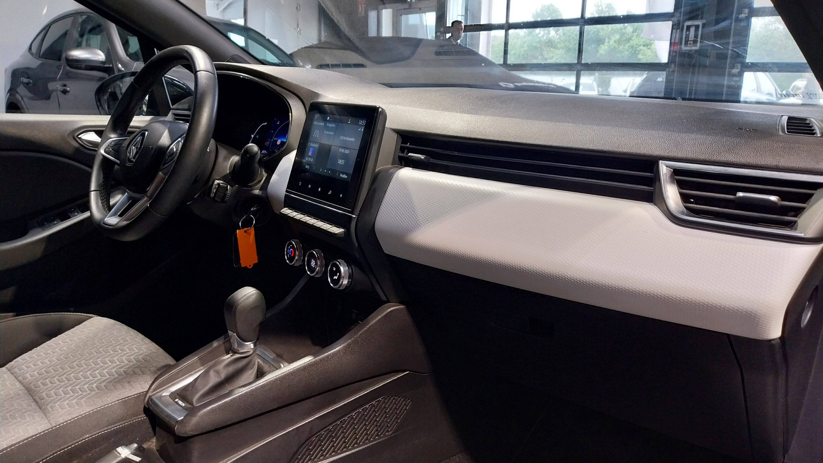 Vente en ligne Renault Clio 5 Clio E-Tech 140 - 21N au prix de 15 990 €