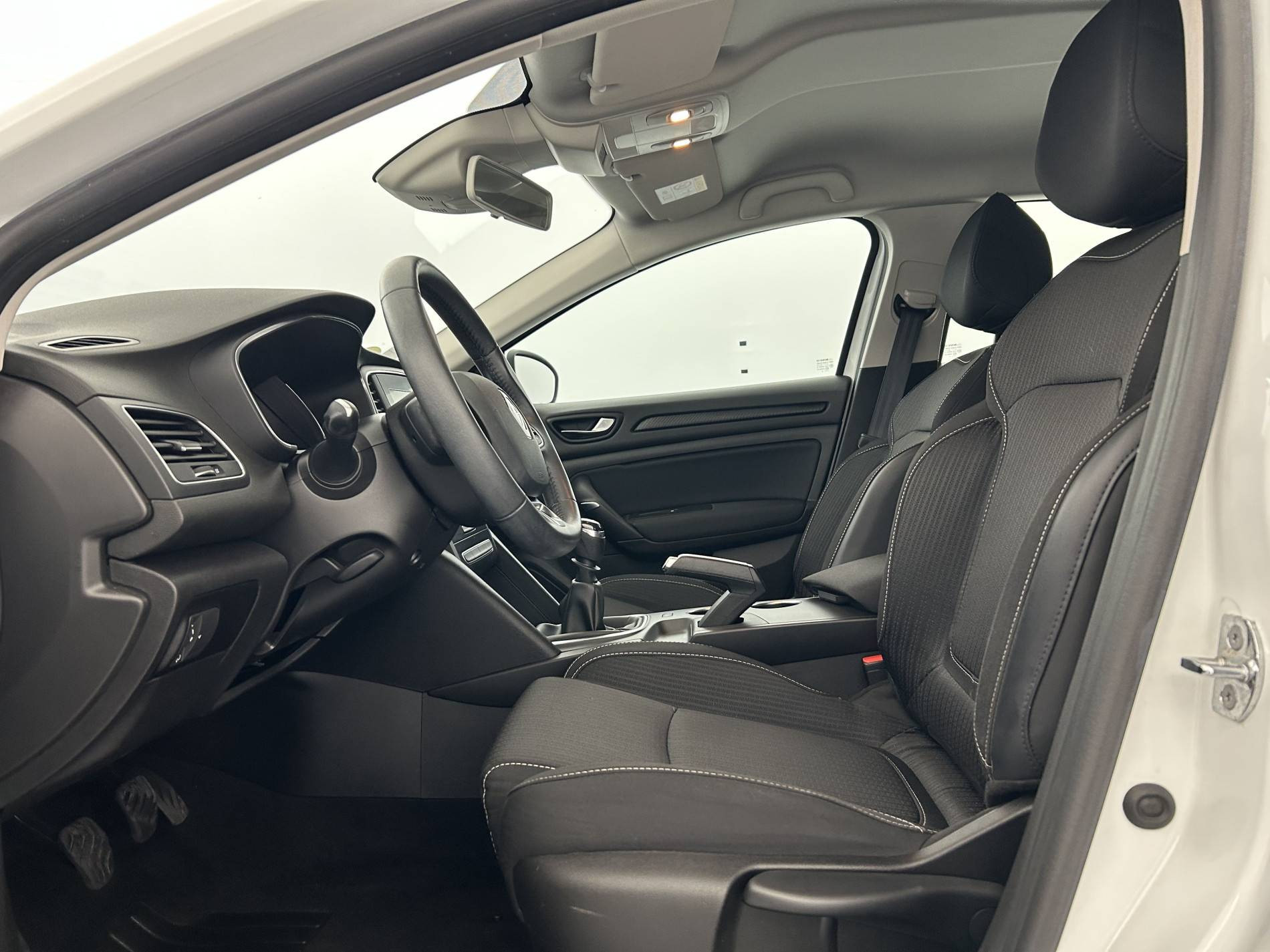Vente en ligne Renault Megane 4 Mégane IV Berline Blue dCi 115 au prix de 14 480 €