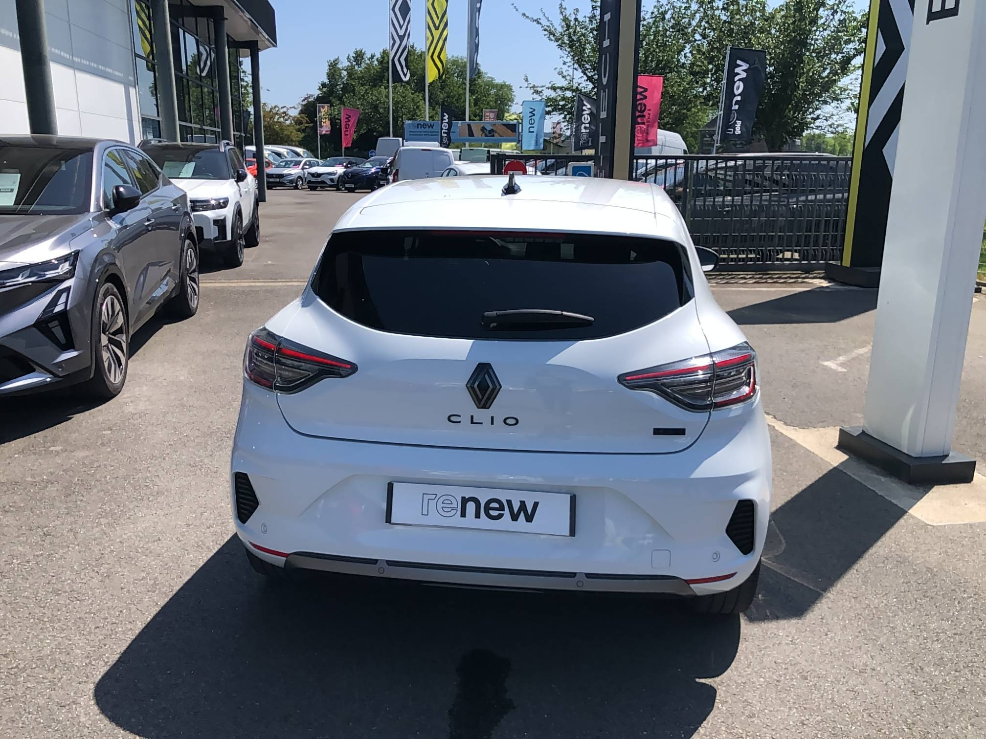 Vente en ligne Renault Clio 5 Clio E-Tech full hybrid 145 au prix de 16 490 €