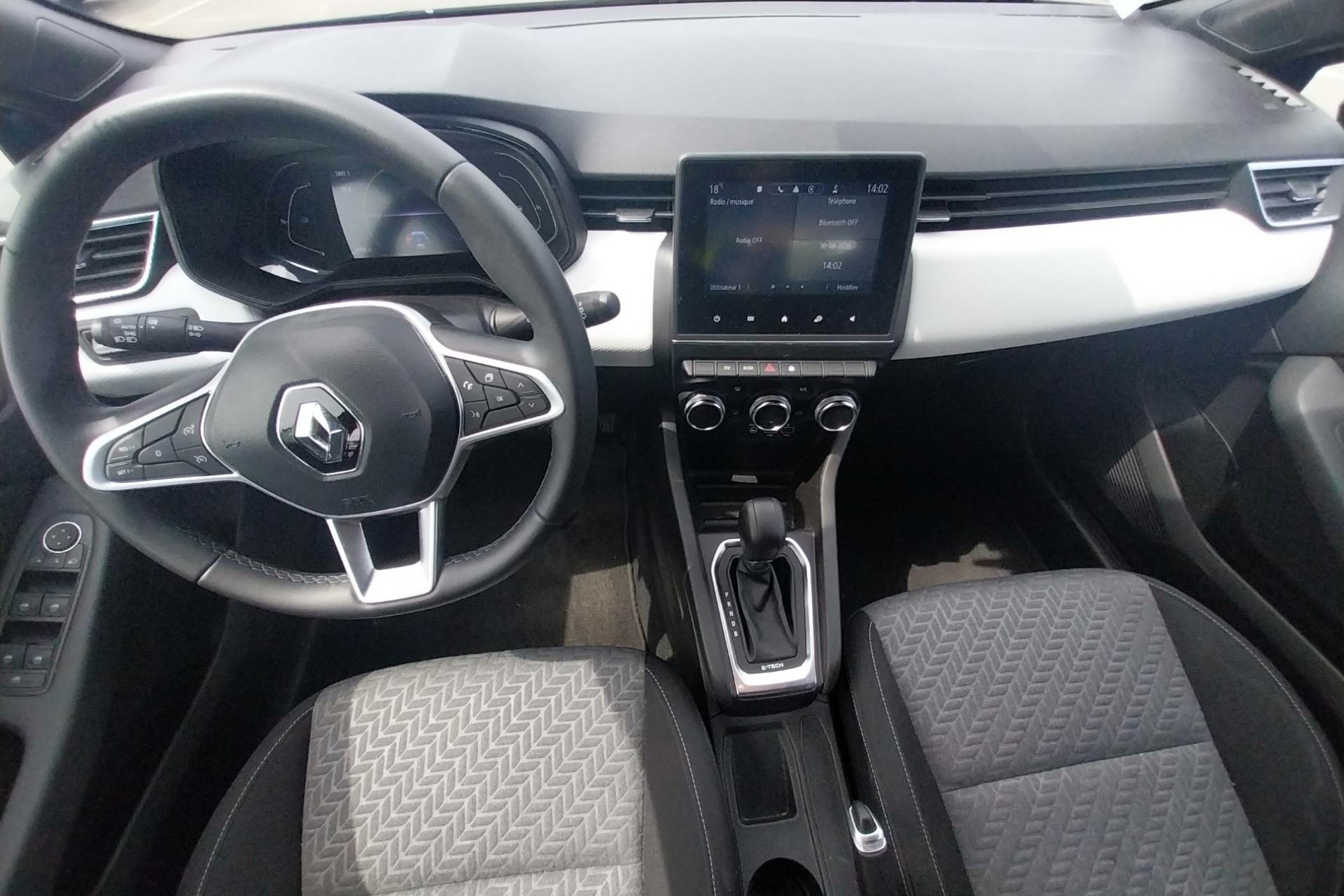 Vente en ligne Renault Clio 5 Clio E-Tech 140 - 21N au prix de 15 490 €