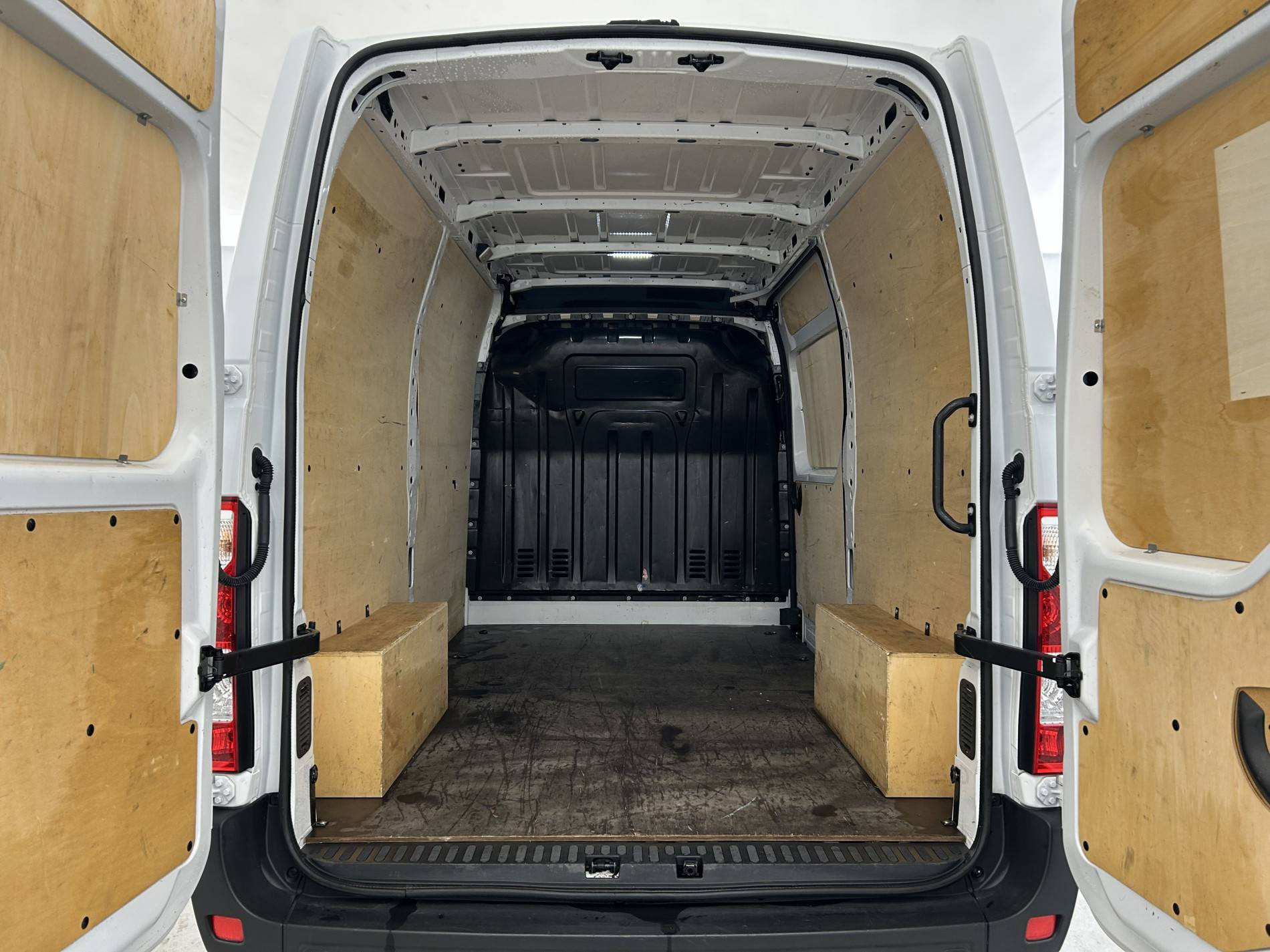 Vente en ligne Renault Master Fourgon MASTER FGN TRAC F3500 L2H2 BLUE DCI 135 au prix de 24 490 €