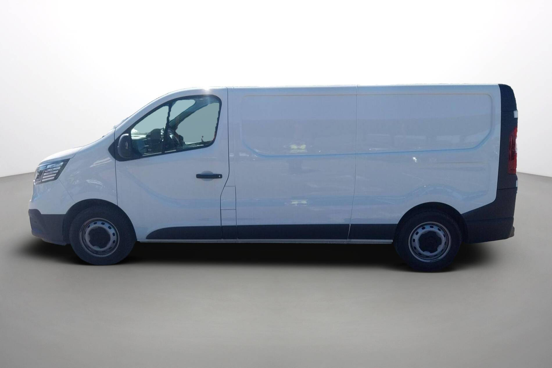 Vente en ligne Renault Trafic 3 Fourgon TRAFIC PC L2H1 3T BLUE DCI 150 au prix de 22 990 €