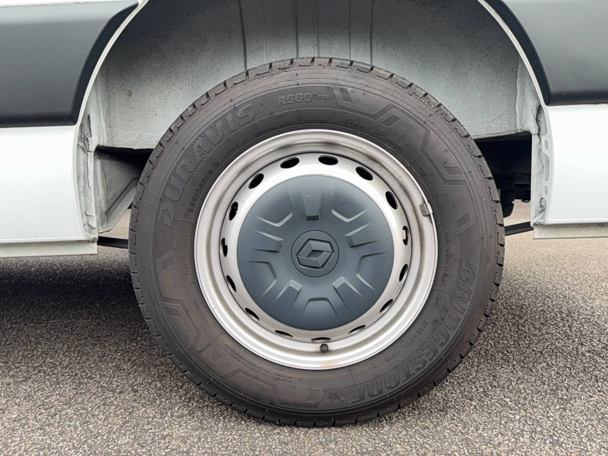 Vente en ligne Renault Master Fourgon MASTER FGN TRAC F3500 L2H2 BLUE DCI 135 au prix de 25 490 €