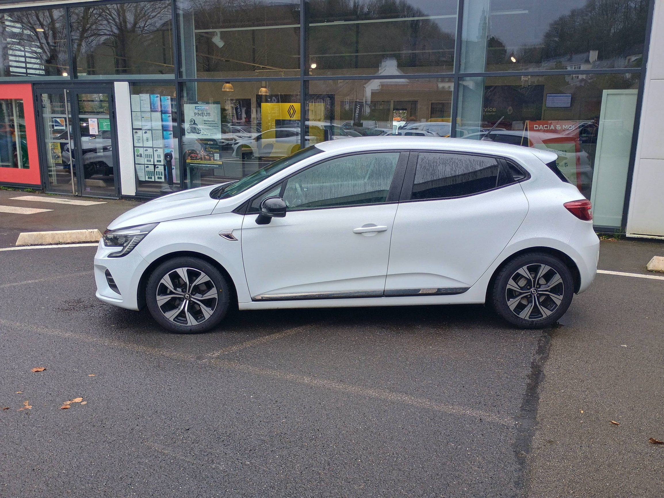 Renault Clio 5 Clio E-Tech 140 - 21N occasion de 2021 en vente à Châteaulin