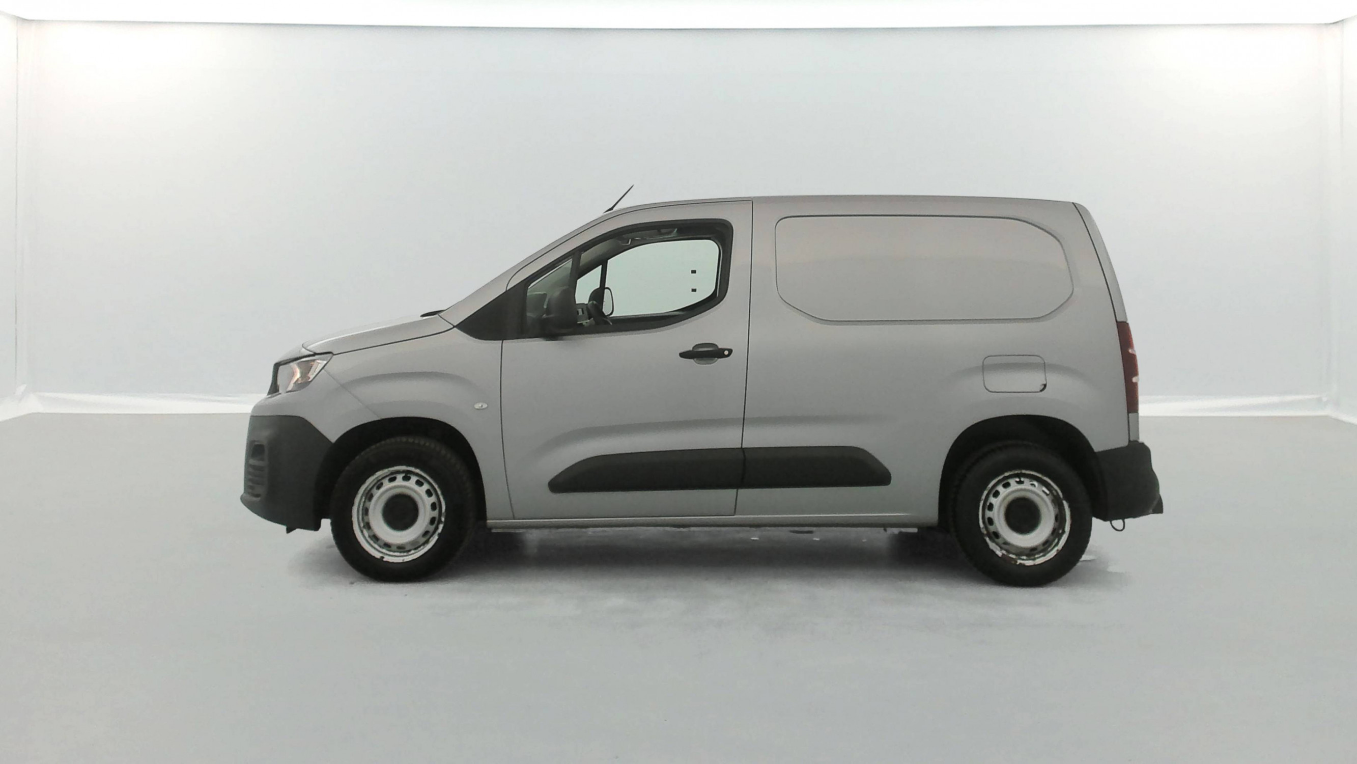 Vente en ligne Peugeot Partner Fourgon  STANDARD 650 KG BLUEHDI 100 S&S BVM5 au prix de 11 790 €