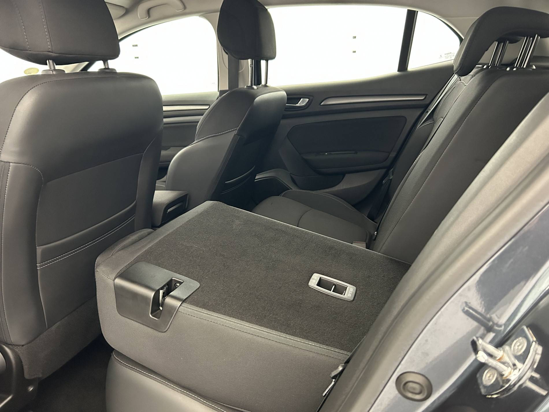 Vente en ligne Renault Megane 4 Mégane IV Berline Blue dCi 115 au prix de 14 890 €