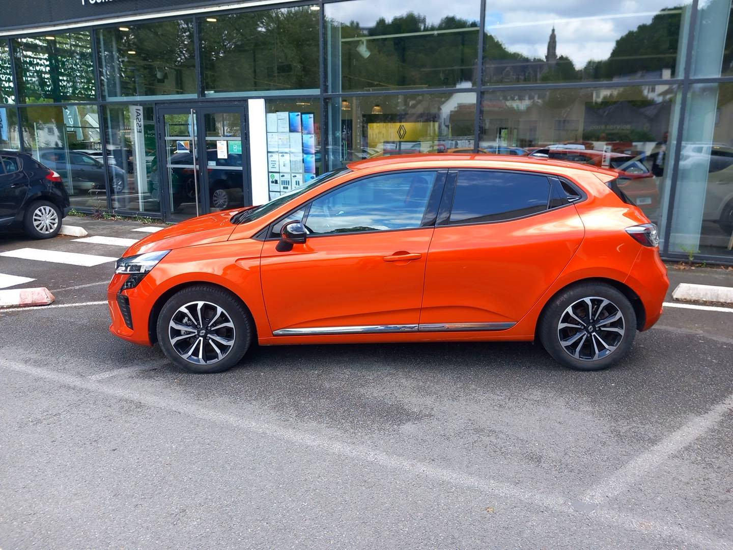 Vente en ligne Renault Clio 5 Clio E-Tech full hybrid 145 au prix de 17 990 €