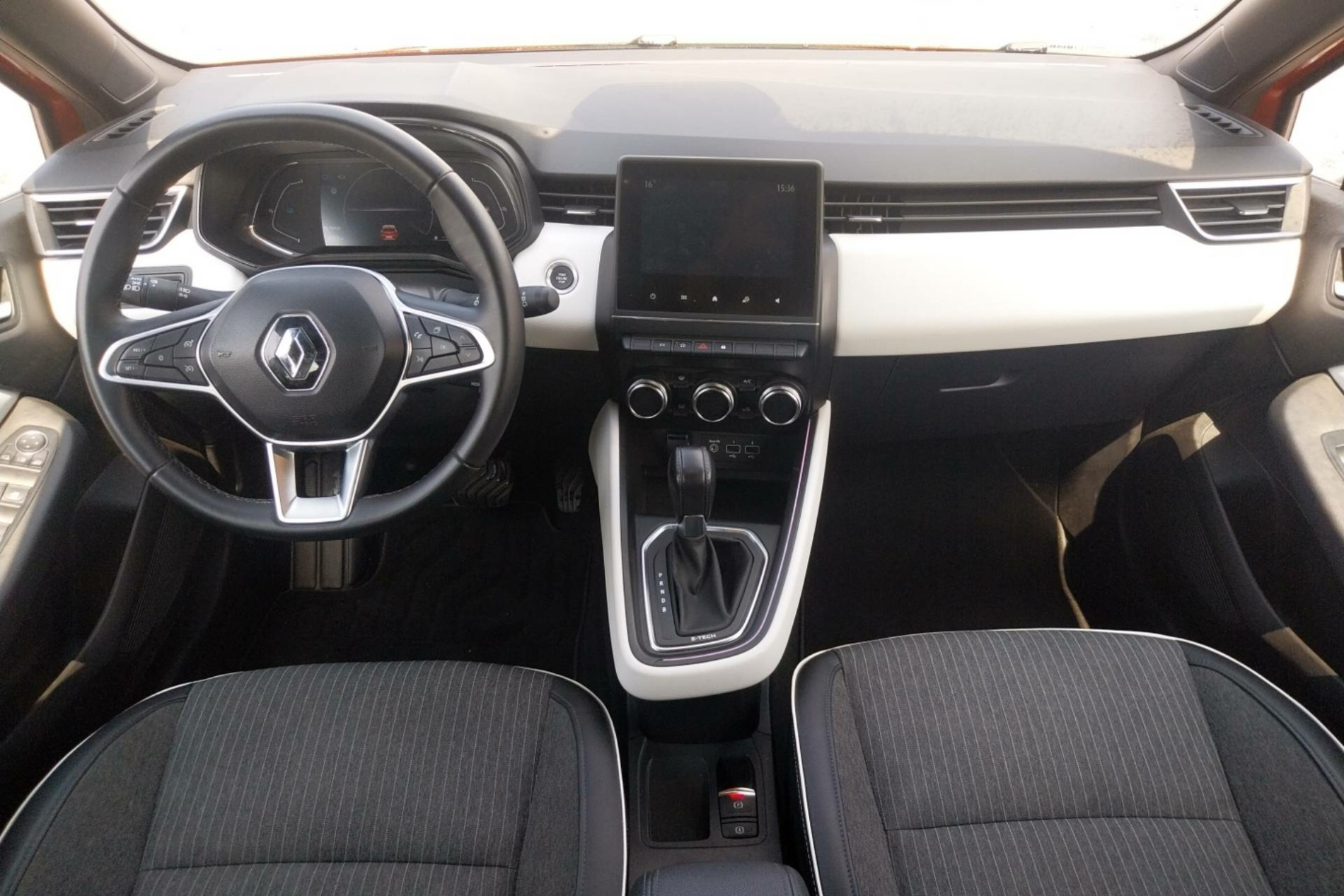 Vente en ligne Renault Clio 5 Clio E-Tech 140 - 21N au prix de 16 590 €