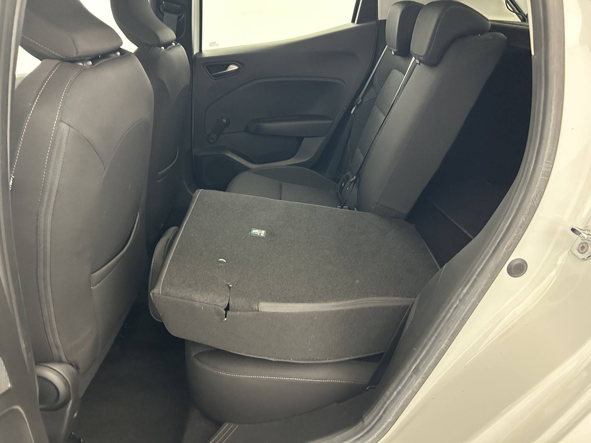 Vente en ligne Renault Clio 5 Clio E-Tech 140 - 21N au prix de 16 590 €