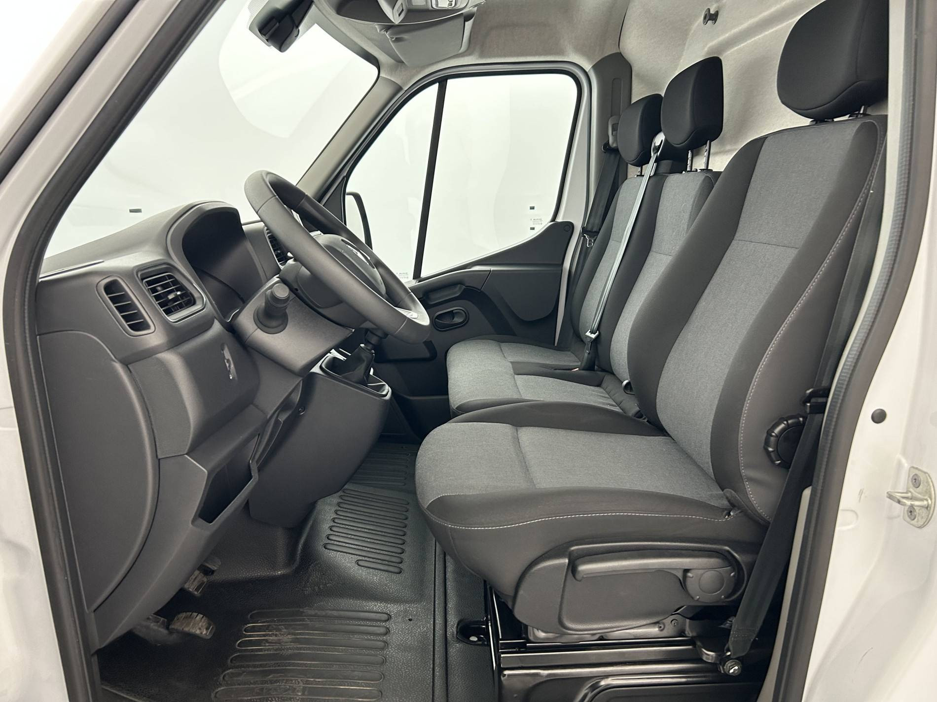 Vente en ligne Renault Master Fourgon MASTER FGN TRAC F3500 L2H2 BLUE DCI 135 au prix de 26 280 €