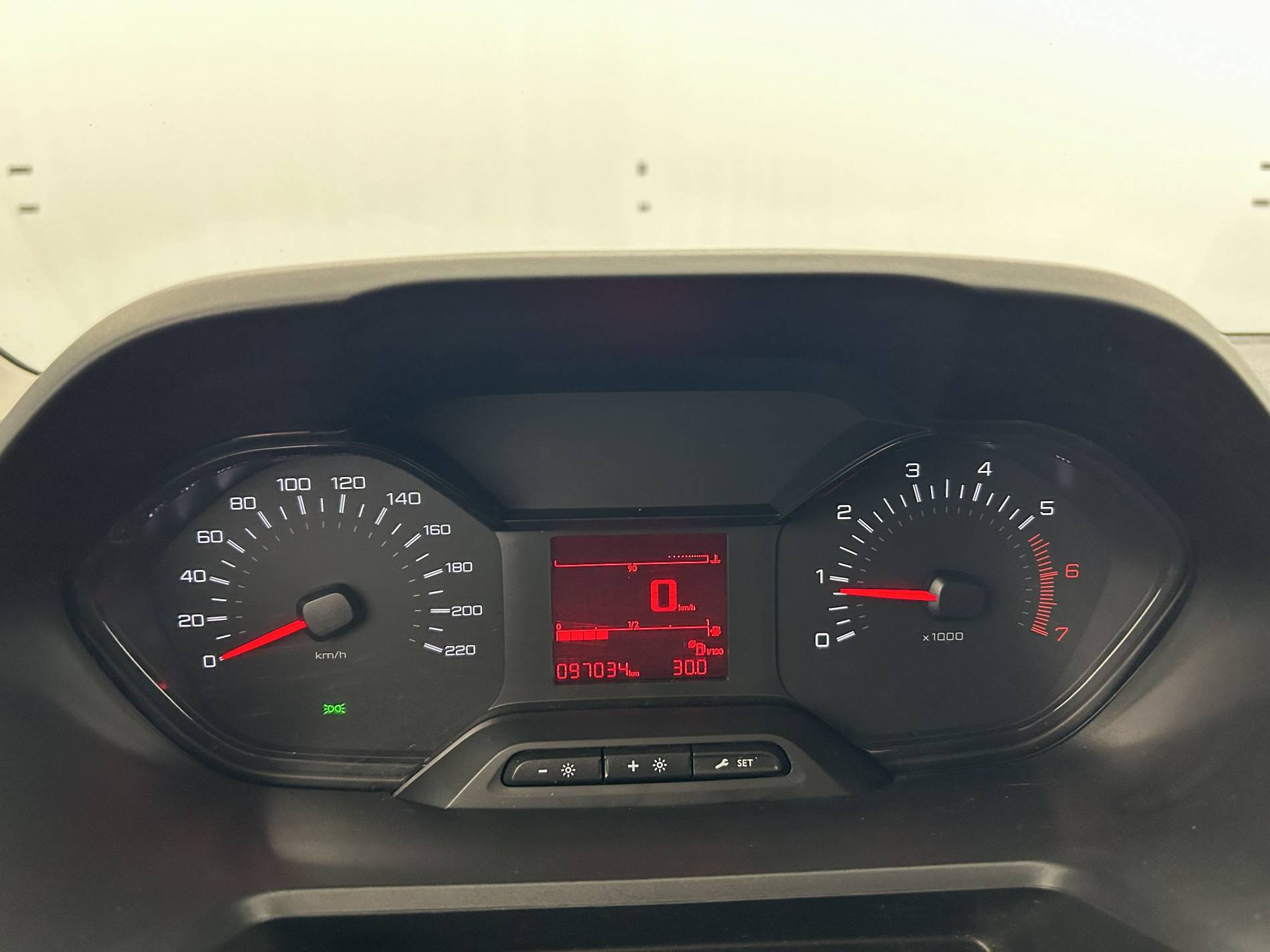 Vente en ligne Peugeot Partner Fourgon  STANDARD 650 KG BLUEHDI 100 S&S BVM5 au prix de 11 790 €