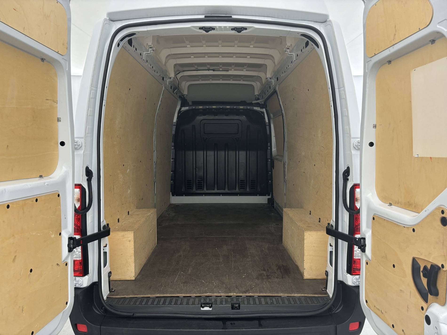 Vente en ligne Renault Master Fourgon MASTER FGN TRAC F3500 L3H3 BLUE DCI 135 au prix de 28 500 €