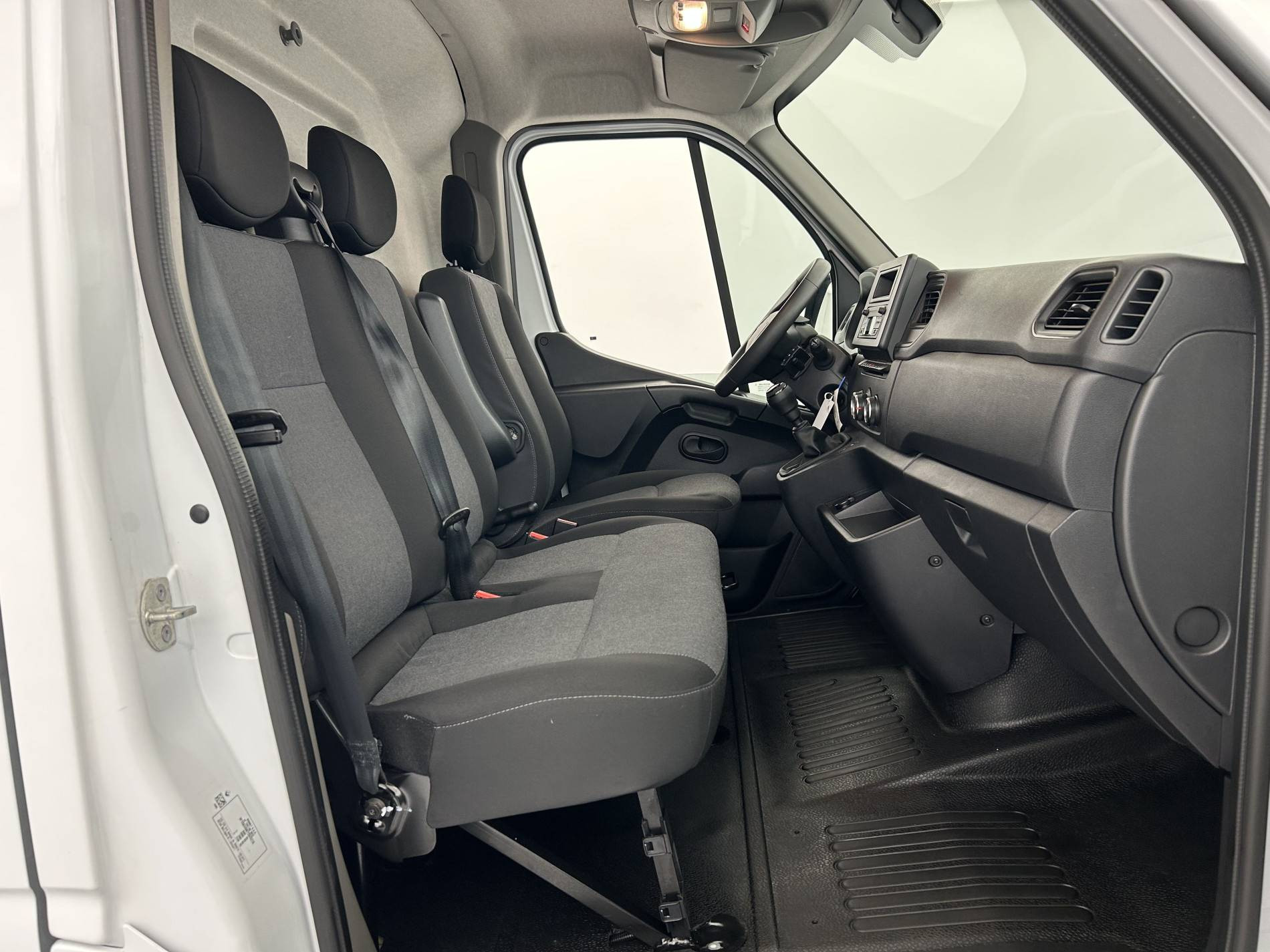 Vente en ligne Renault Master Fourgon MASTER CA TRAC F3500 L2H2 BLUE DCI 135 au prix de 26 490 €