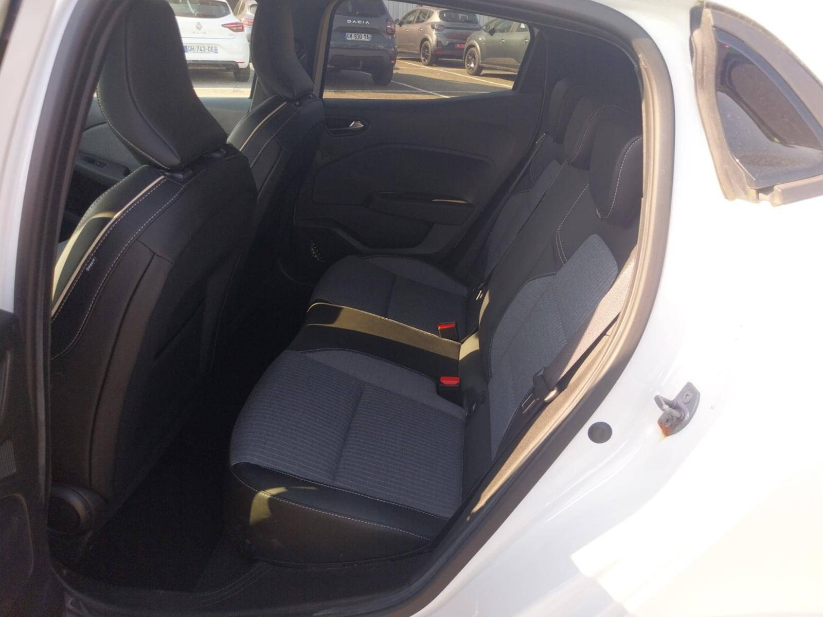 Vente en ligne Renault Clio 5 Clio E-Tech full hybrid 145 au prix de 17 990 €