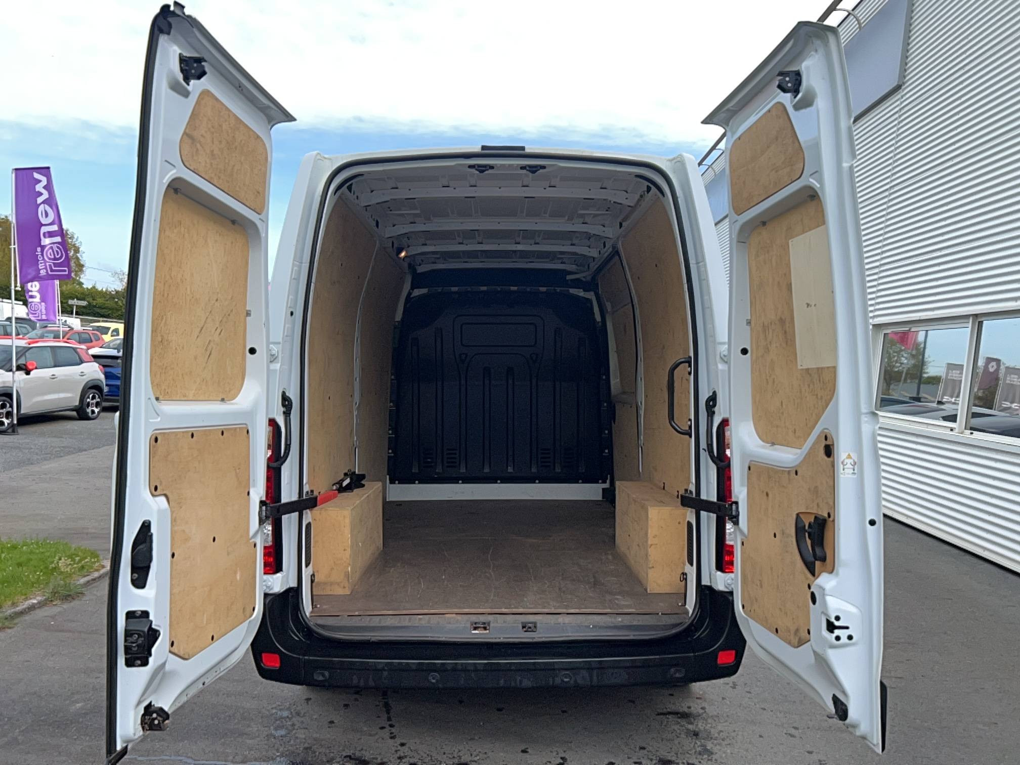 Vente en ligne Renault Master Fourgon MASTER FGN TRAC F3500 L2H2 BLUE DCI 135 au prix de 22 990 €