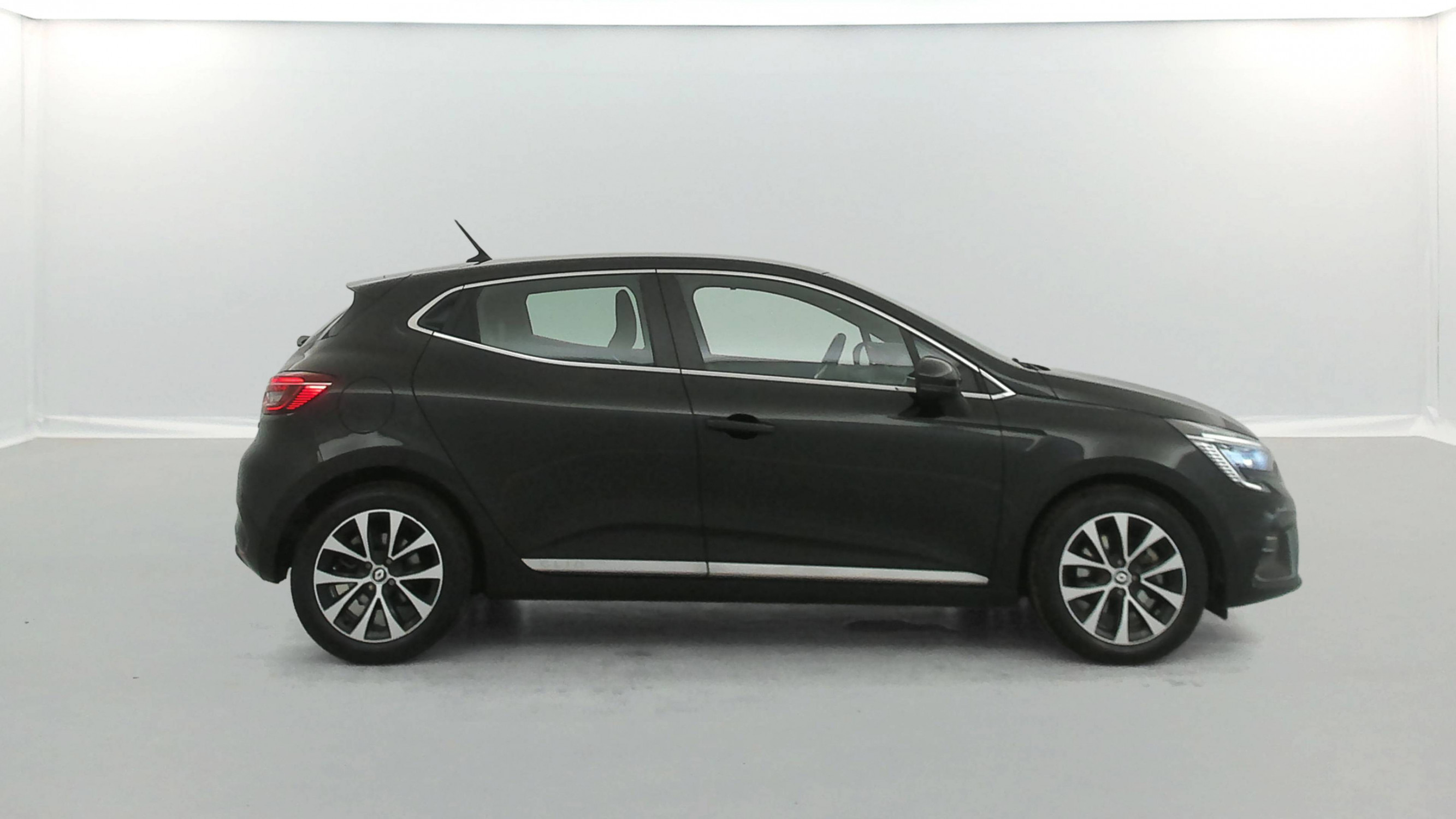 Vente en ligne Renault Clio 5 Clio E-Tech 140 - 21N au prix de 15 790 €
