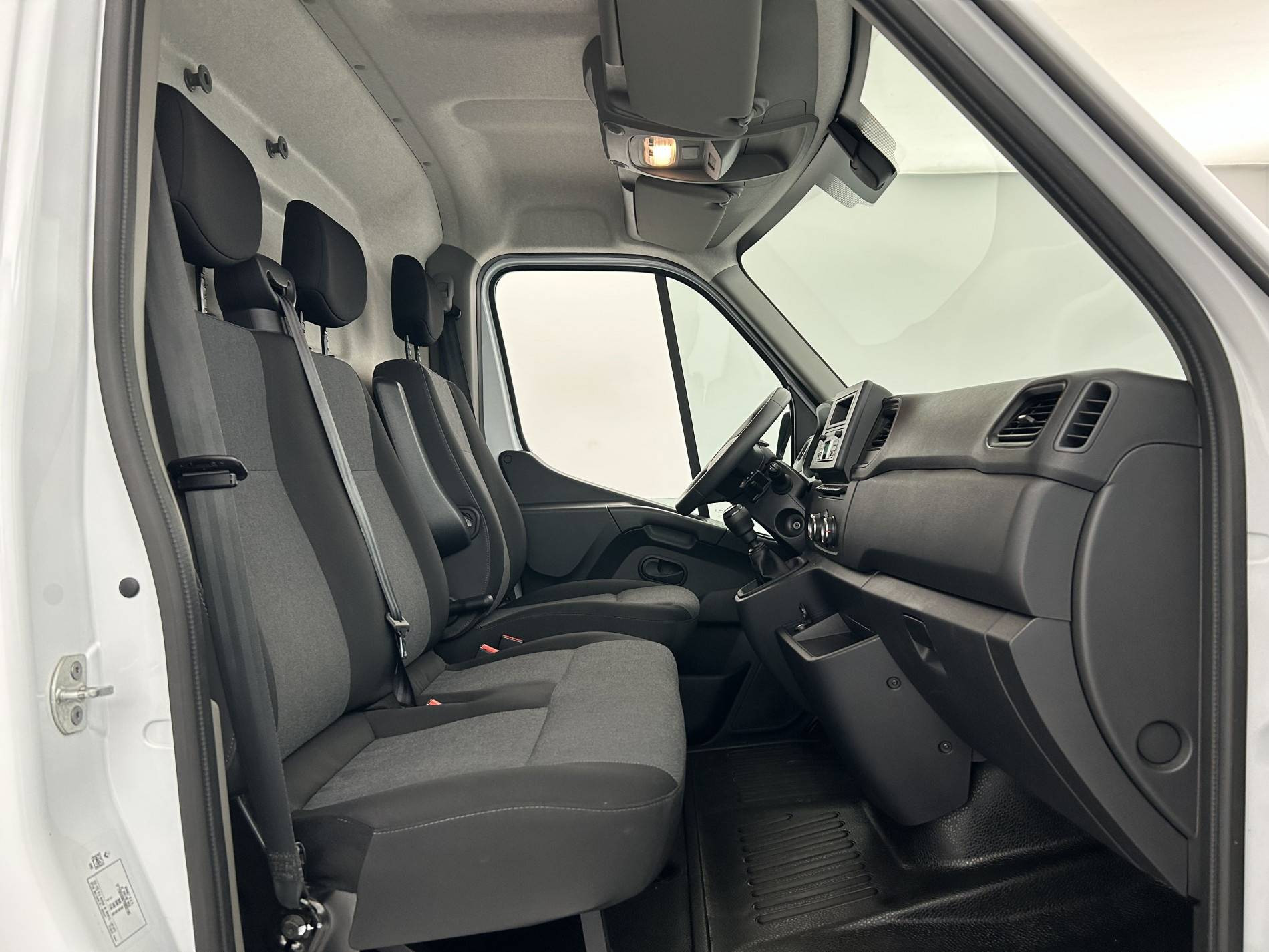 Vente en ligne Renault Master Fourgon MASTER FGN TRAC F3300 L2H2 BLUE DCI 135 au prix de 23 990 €