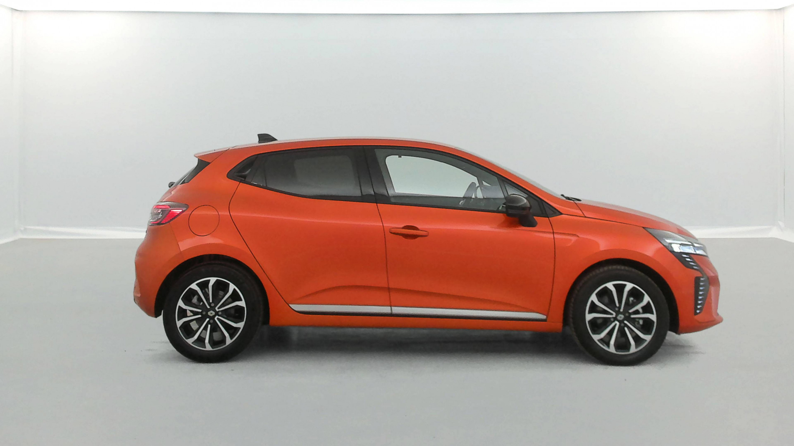 Vente en ligne Renault Clio 5 Clio E-Tech full hybrid 145 au prix de 18 990 €