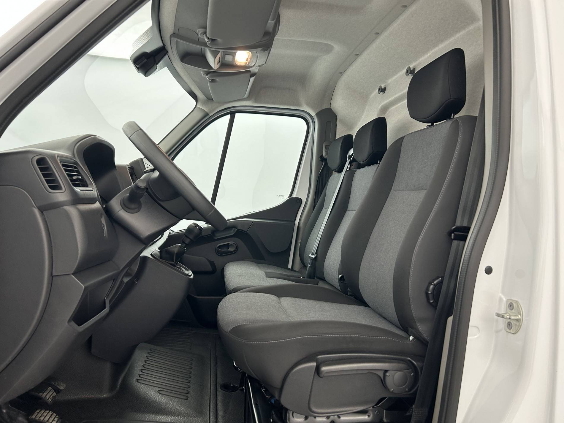 Vente en ligne Renault Master Fourgon MASTER FGN TRAC F3500 L3H3 BLUE DCI 135 au prix de 28 990 €