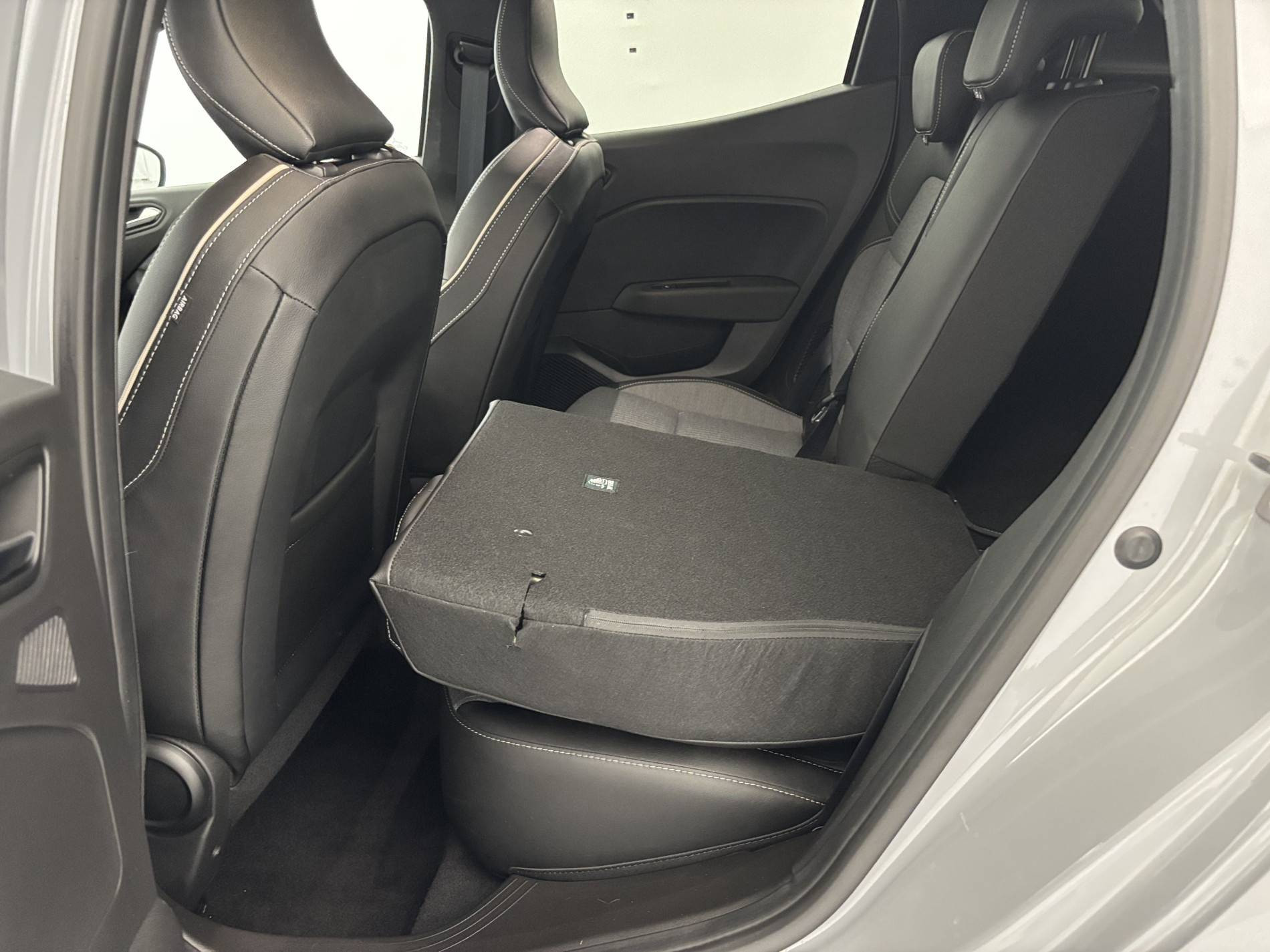 Vente en ligne Renault Clio 5 Clio E-Tech full hybrid 145 au prix de 17 990 €