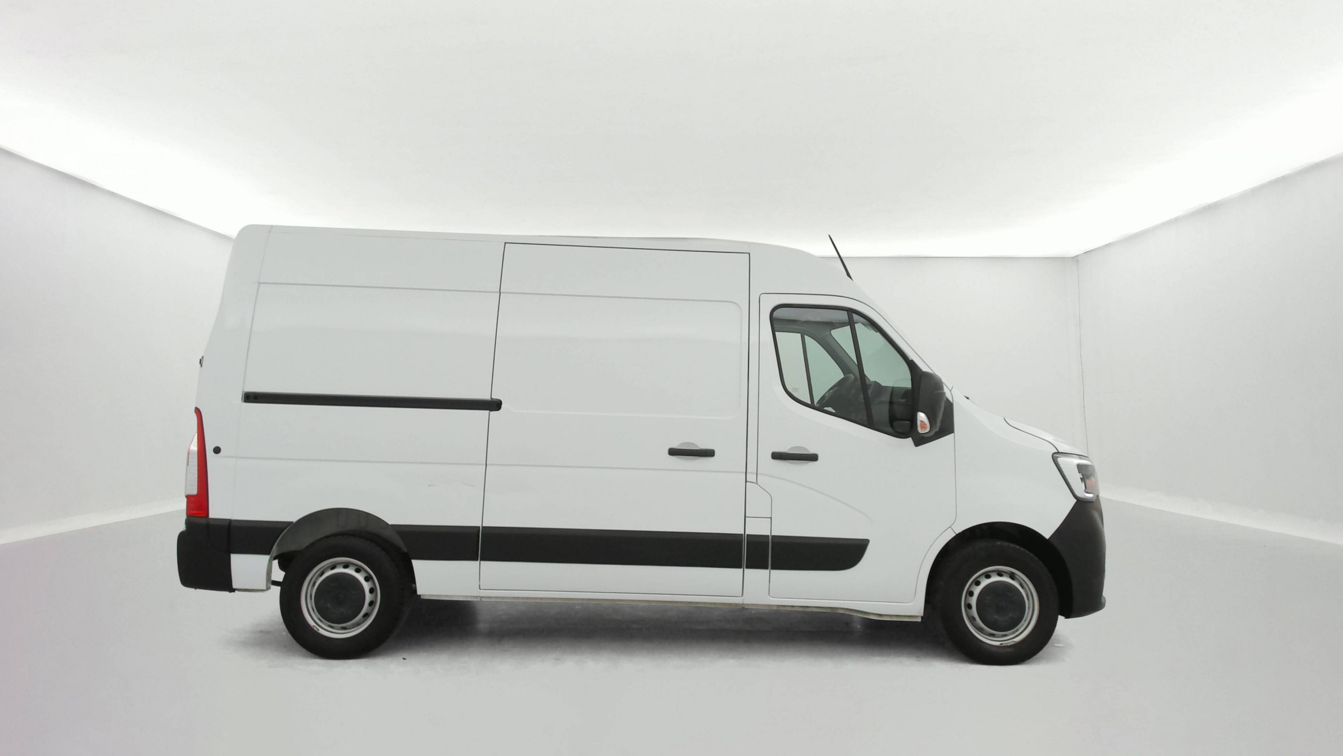 Vente en ligne Renault Master Fourgon MASTER FGN TRAC F3500 L2H2 BLUE DCI 135 au prix de 25 490 €