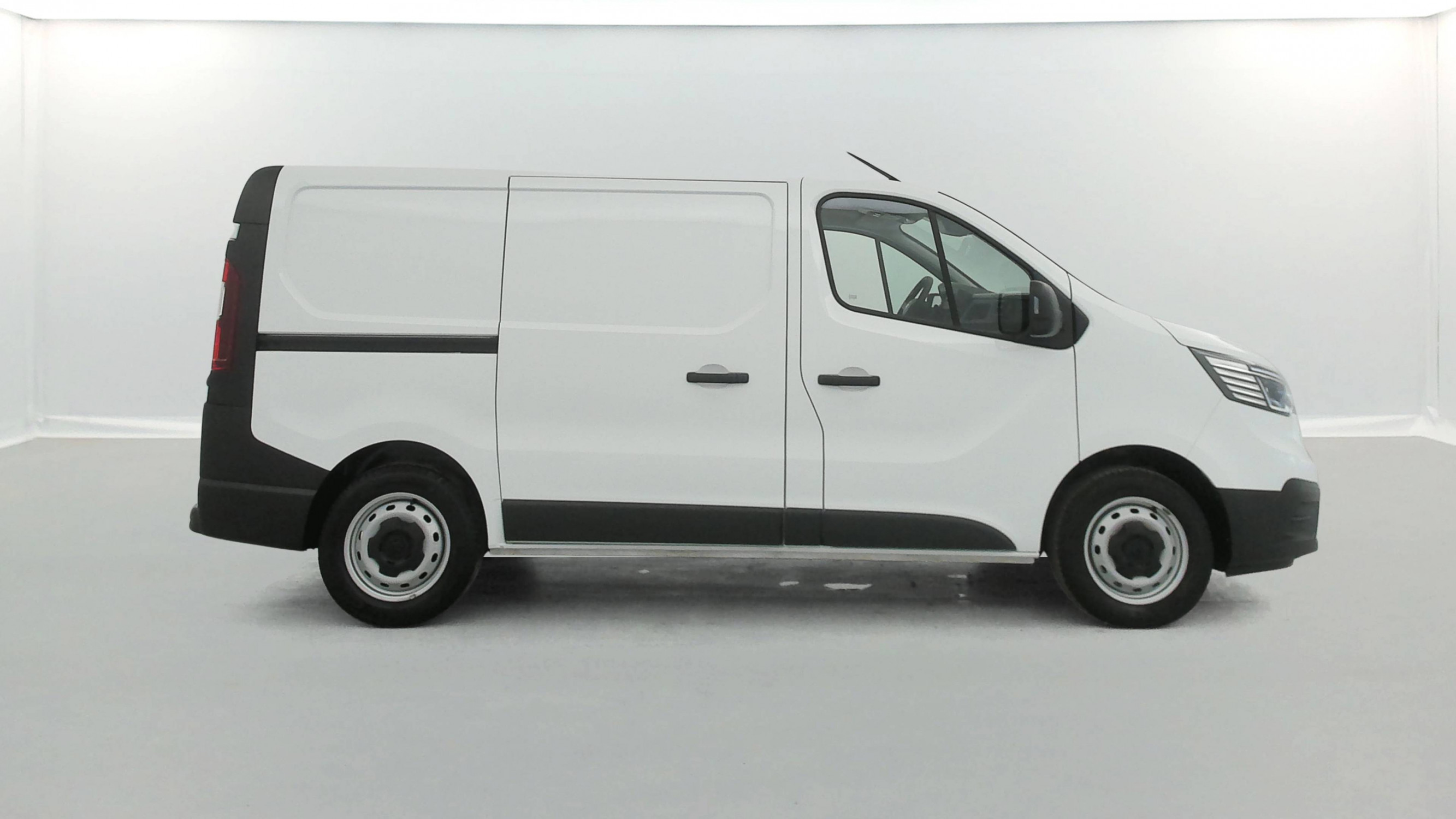Vente en ligne Renault Trafic 3 Fourgon TRAFIC FGN L1H1 3000 KG BLUE DCI 130 au prix de 24 770 €
