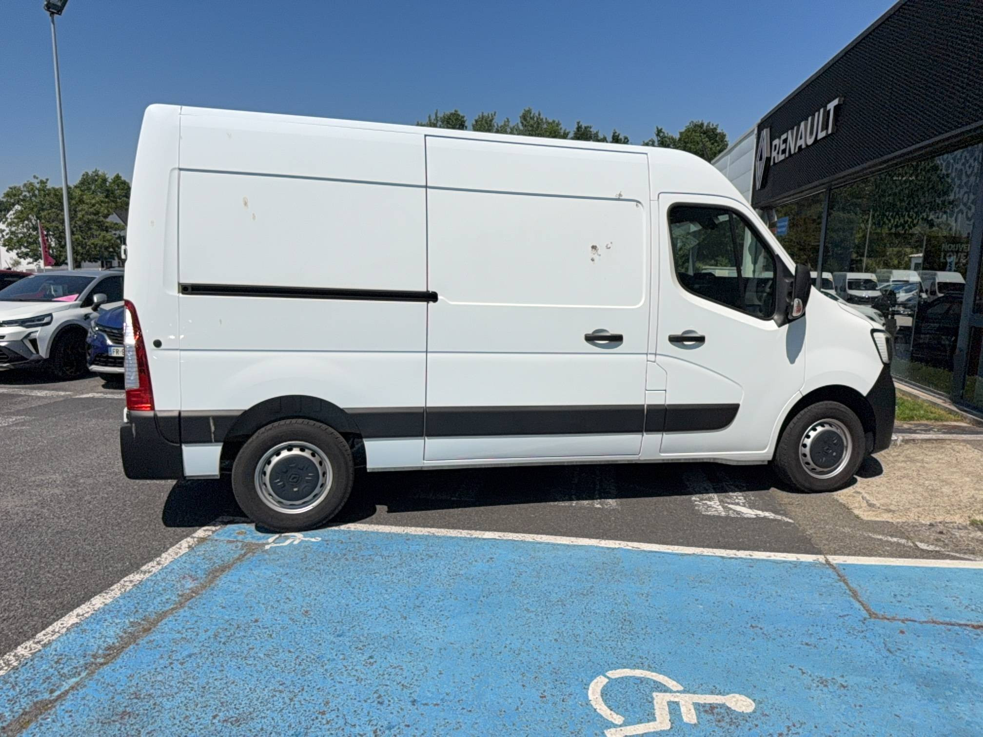 Vente en ligne Renault Master Fourgon MASTER FGN TRAC F3500 L2H2 BLUE DCI 135 au prix de 26 790 €