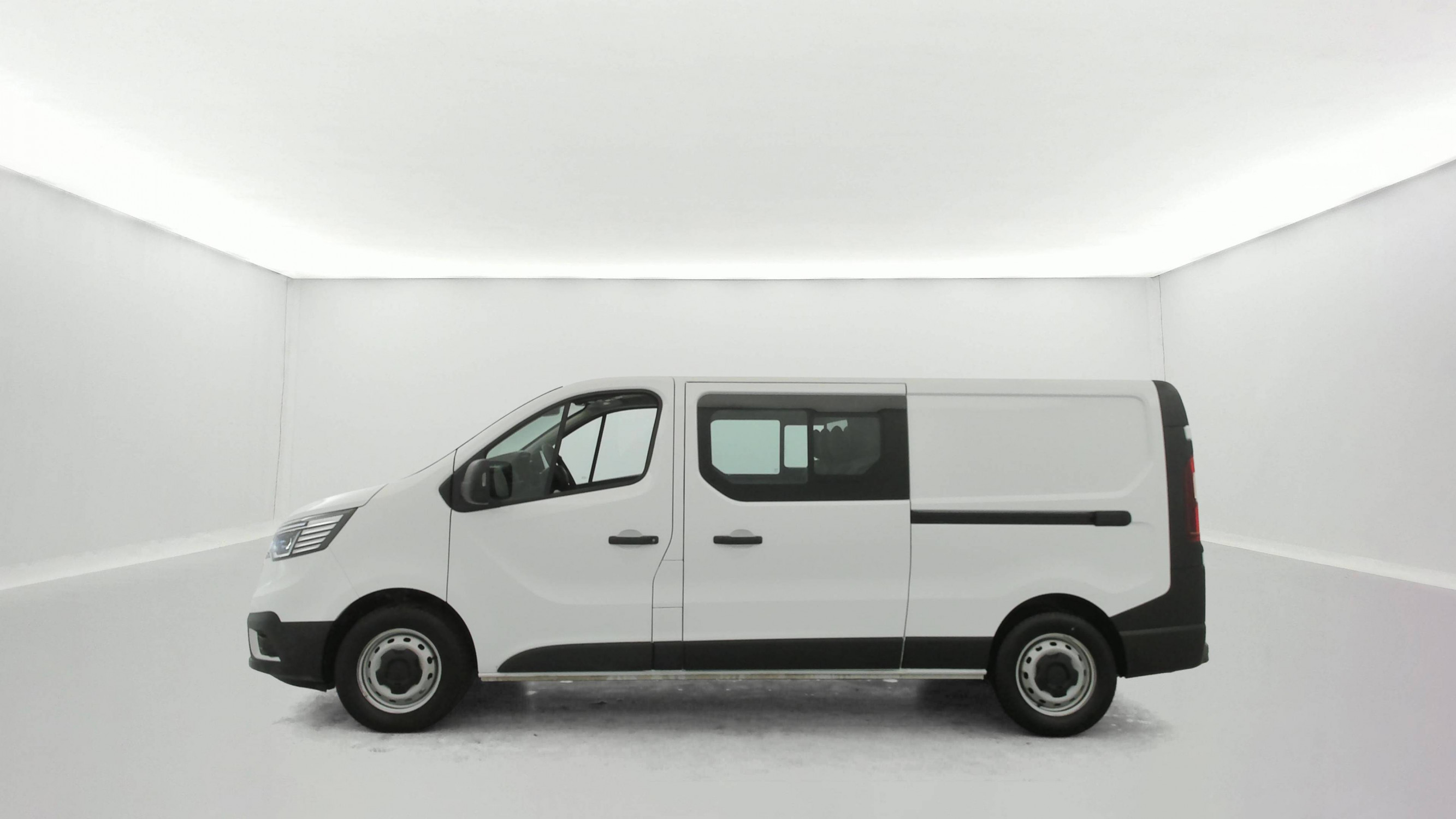 Vente en ligne Renault Trafic Cabine Approfondie  Boite Automatique BLUE DCI 150 L2H1 3T AUTO au prix de 36 490 €