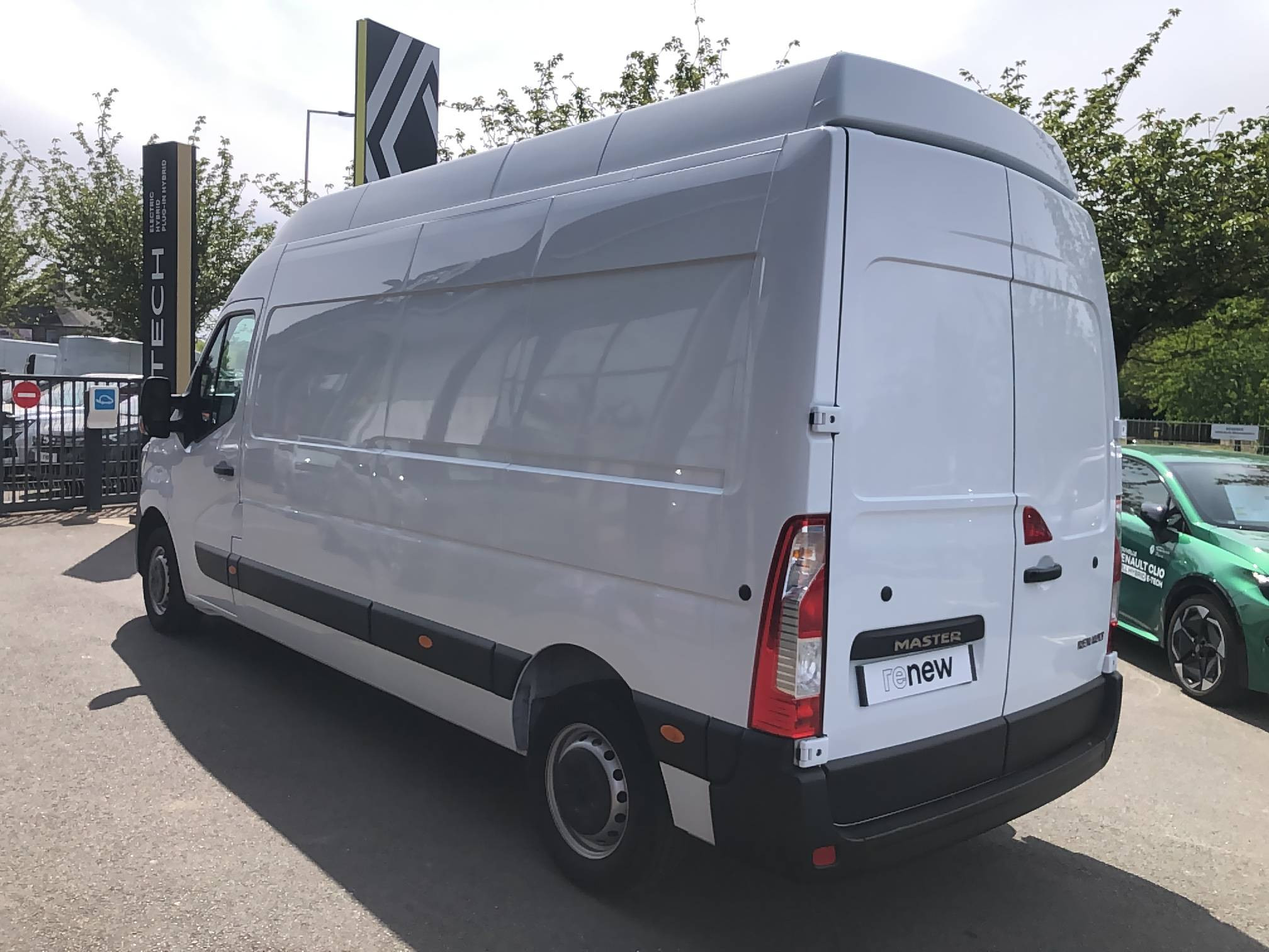 Vente en ligne Renault Master Fourgon MASTER FGN TRAC F3500 L3H3 BLUE DCI 135 au prix de 30 990 €
