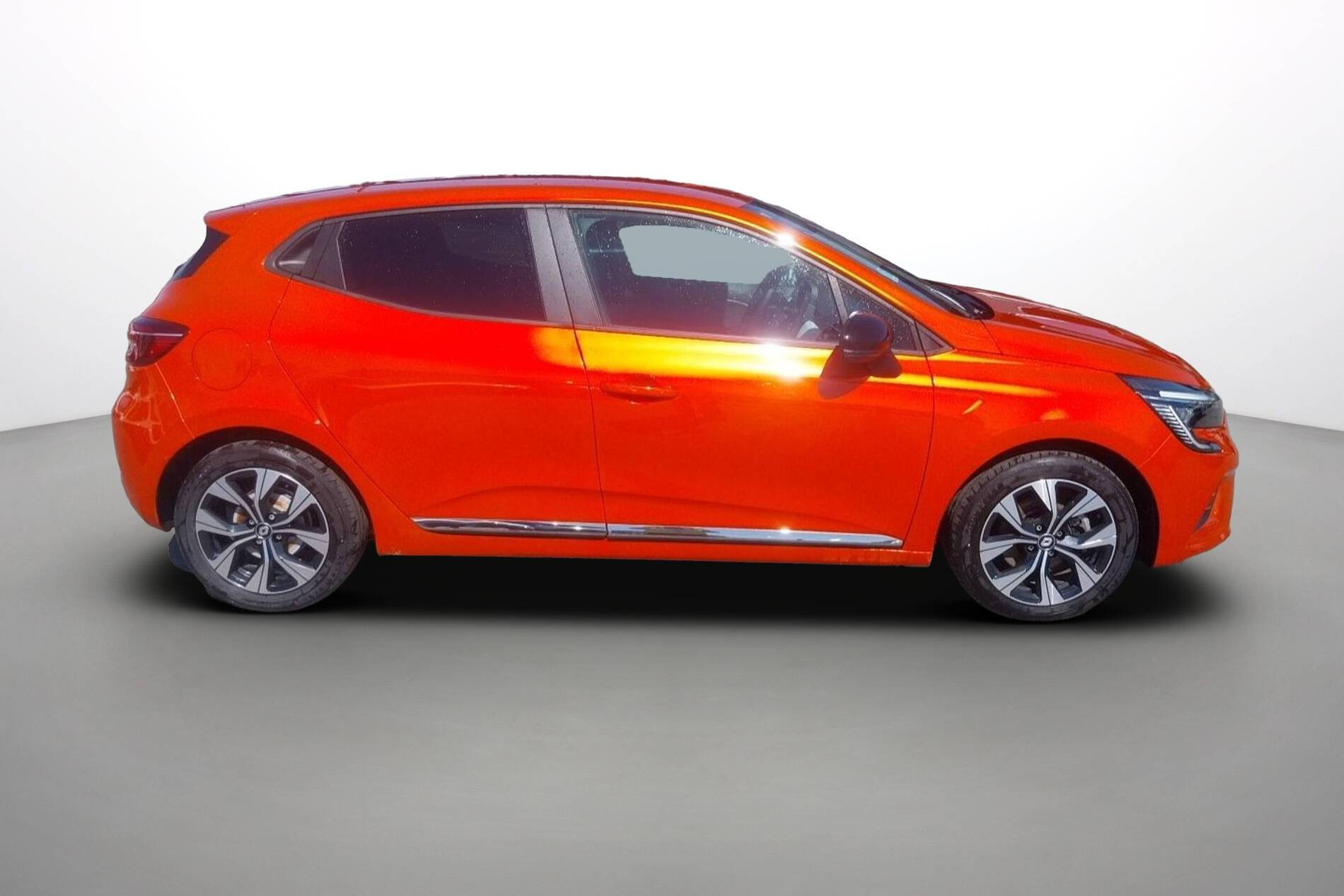 Vente en ligne Renault Clio 5 Clio E-Tech hybride 145 au prix de 15 990 €