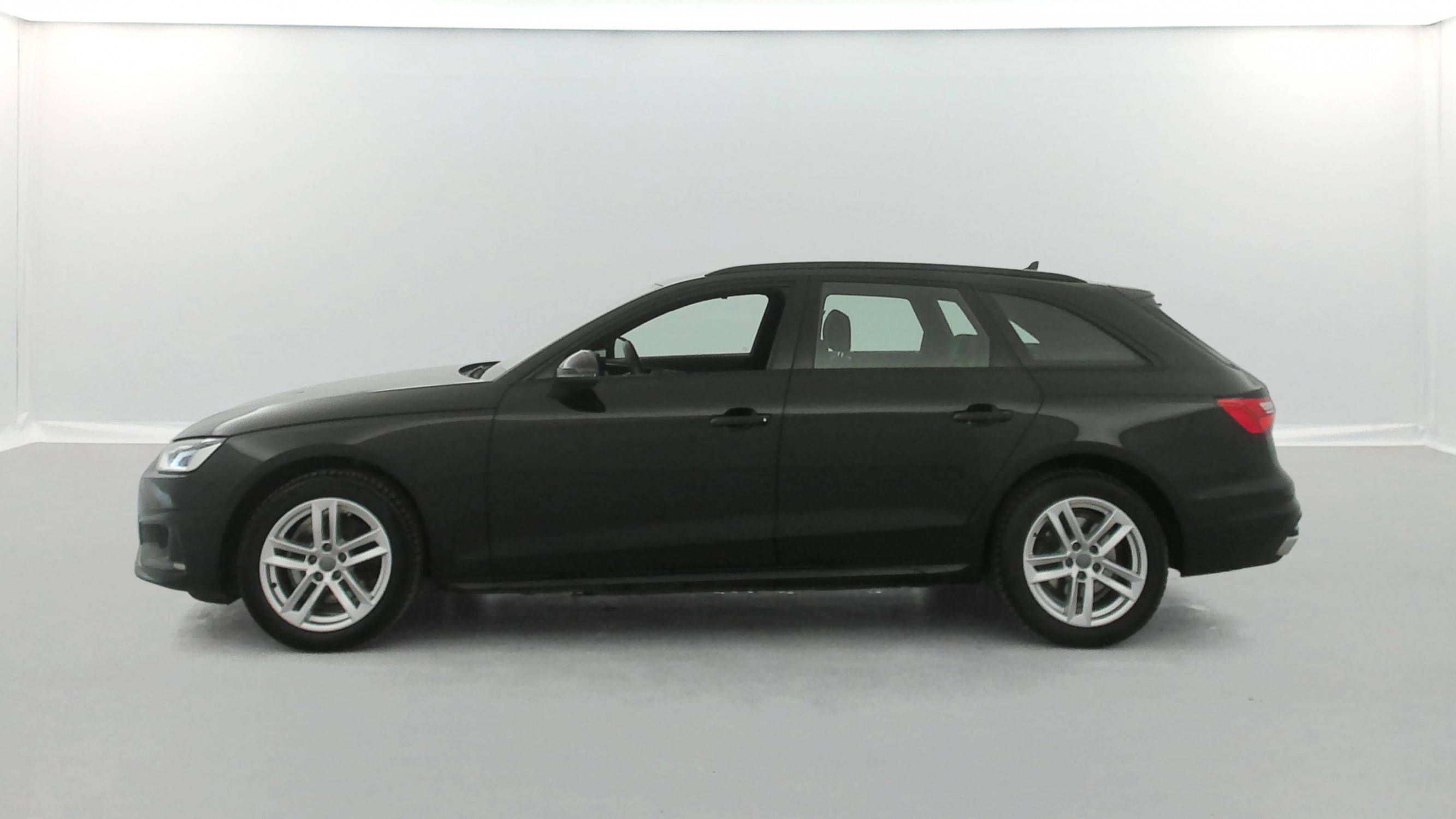 Vente en ligne Audi A4 Avant  35 TDI 163 S tronic 7 au prix de 28 790 €