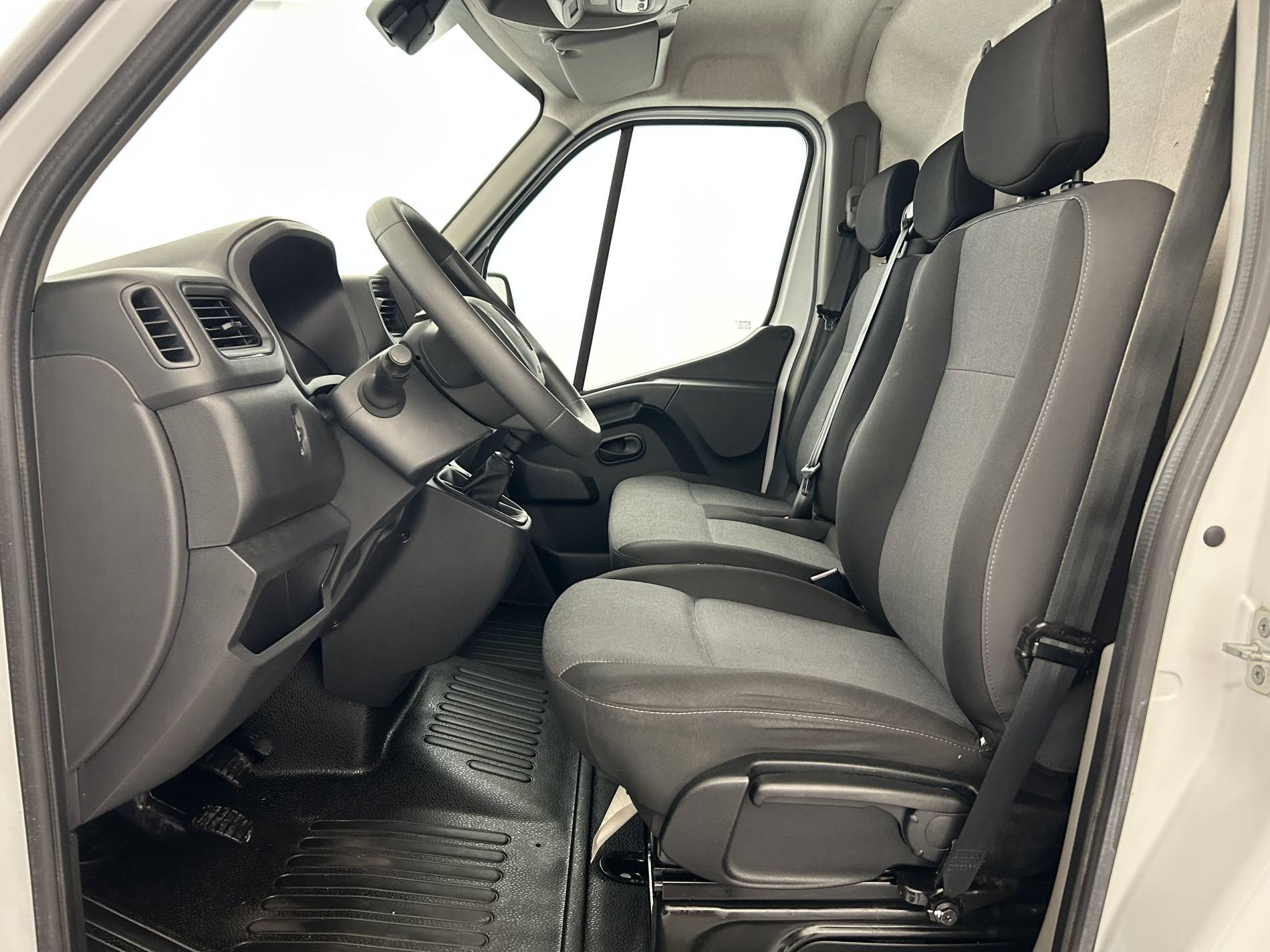 Vente en ligne Renault Master Fourgon MASTER FGN TRAC F3500 L2H2 BLUE DCI 135 au prix de 22 390 €