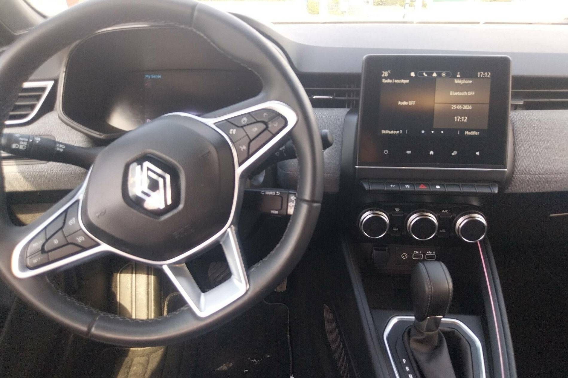 Vente en ligne Renault Clio 5 Clio E-Tech full hybrid 145 au prix de 17 990 €