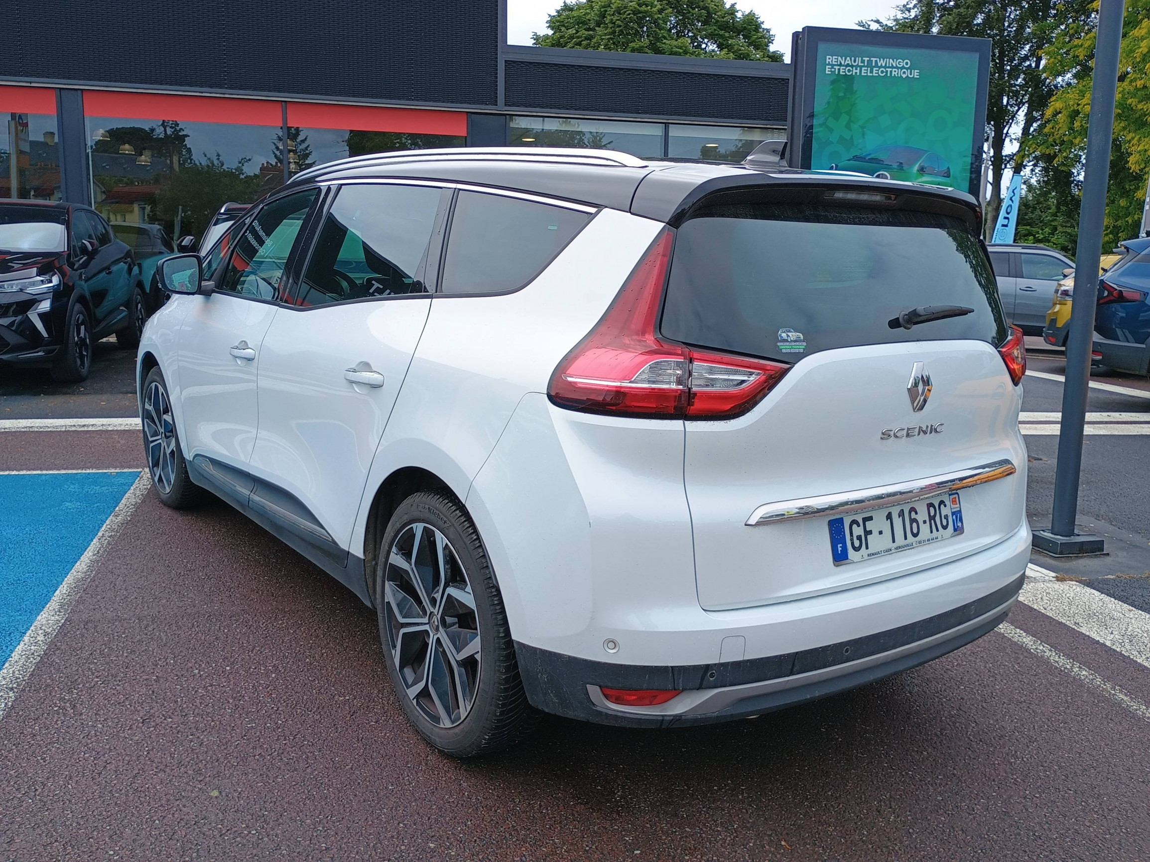 Vente en ligne Renault Grand Scenic 4 Grand Scenic TCe 140 EDC au prix de 22 590 €