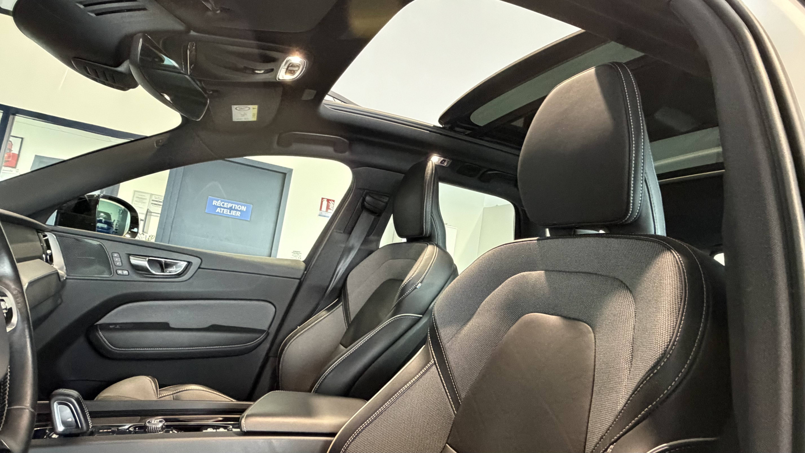 Vente en ligne Volvo XC60  T8 Recharge AWD 303 ch + 87 ch Geartronic 8 au prix de 41 990 €