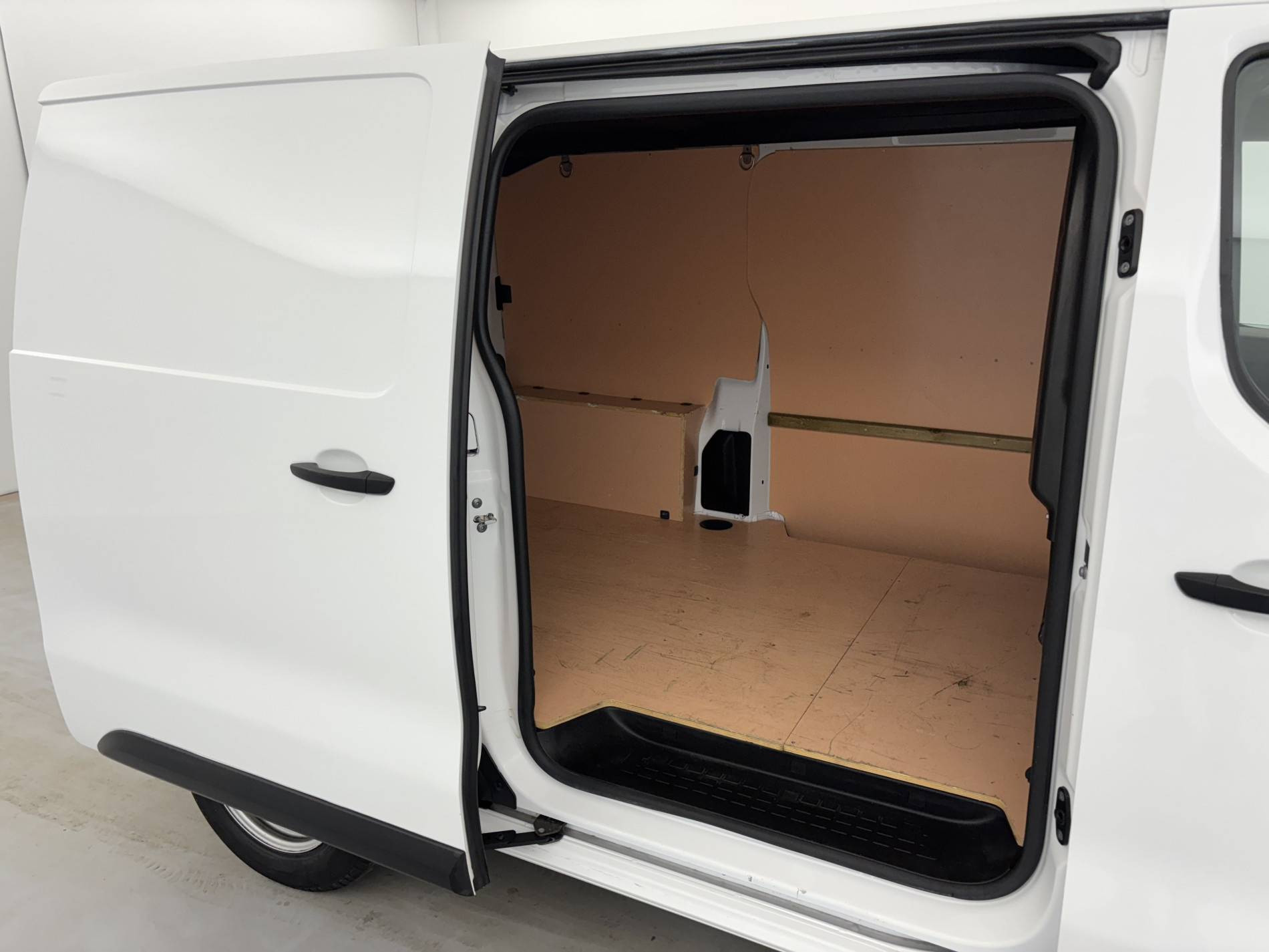 Vente en ligne Citroën Jumper Fourgon JUMPY FGN M BLUEHDI 120 S&S BVM6 au prix de 19 490 €