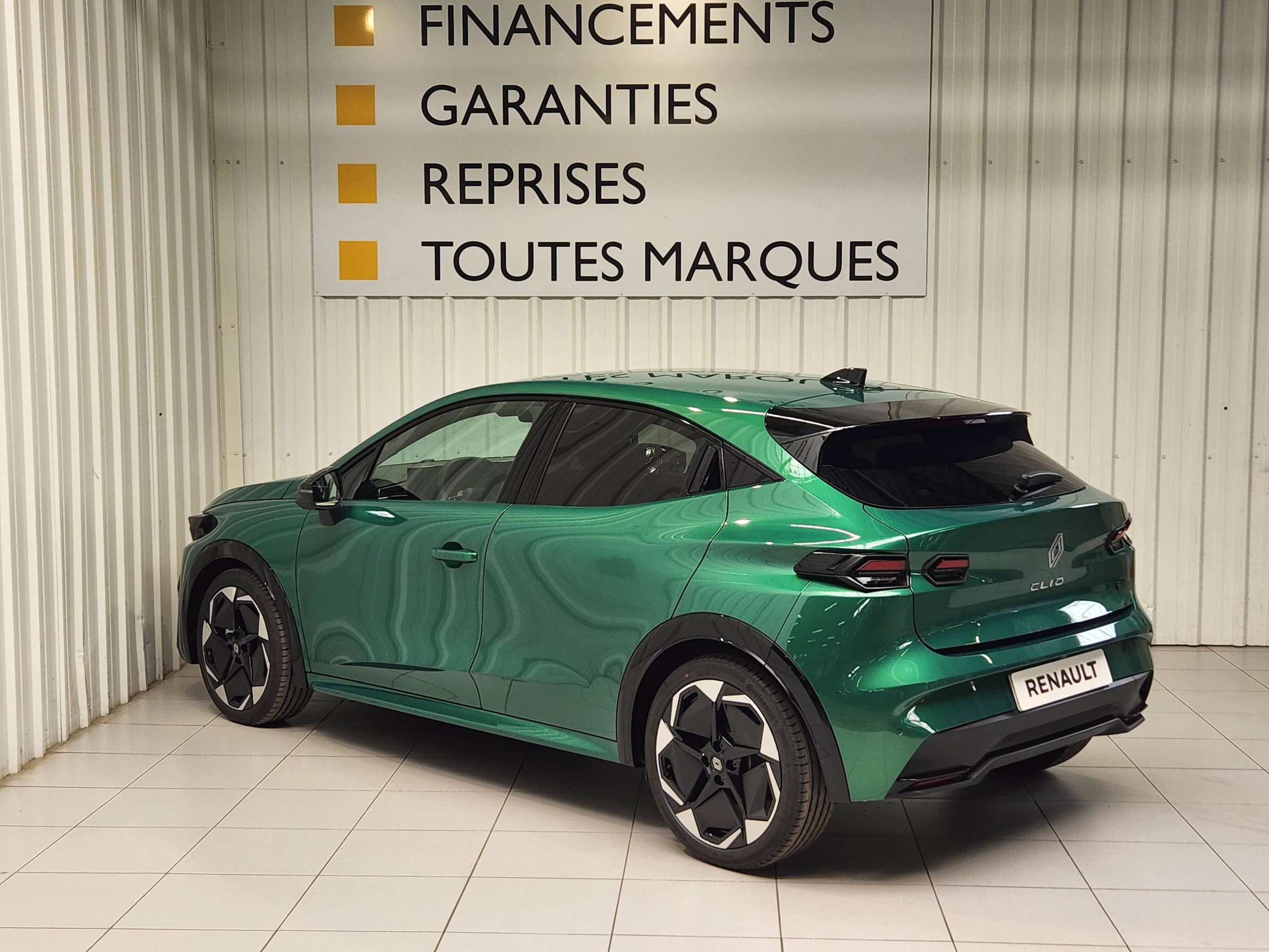 Vente en ligne Renault Clio 6 Clio E-Tech full hybrid 160 ch au prix de 26 190 €