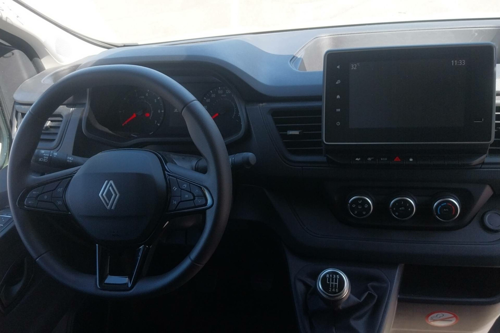 Vente en ligne Renault Trafic 3 Fourgon TRAFIC FG BLUE DCI 150 L1H1 2T8 GSR2 au prix de 23 940 €