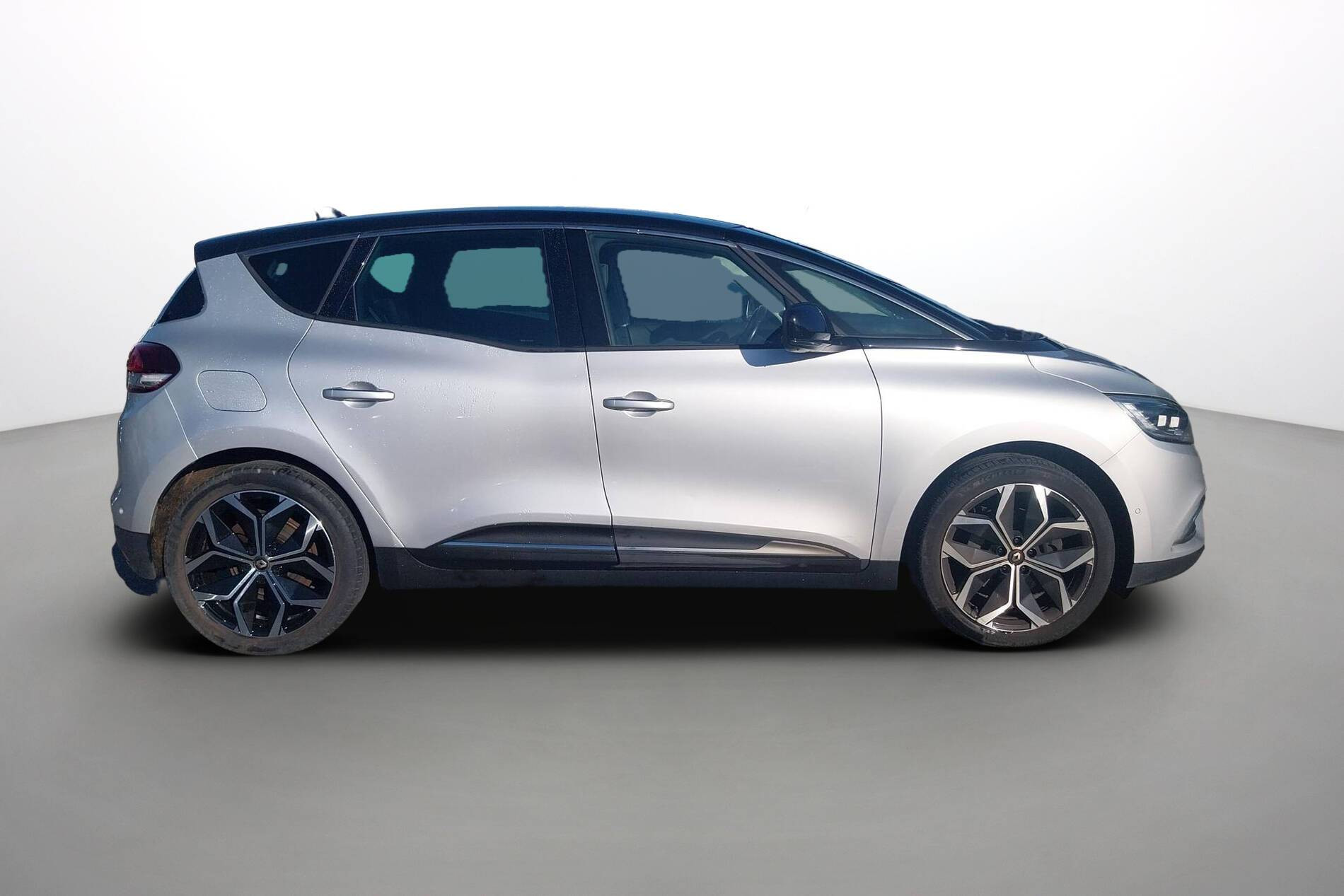 Vente en ligne Renault Scenic 4 Scenic TCe 140 FAP EDC au prix de 17 890 €