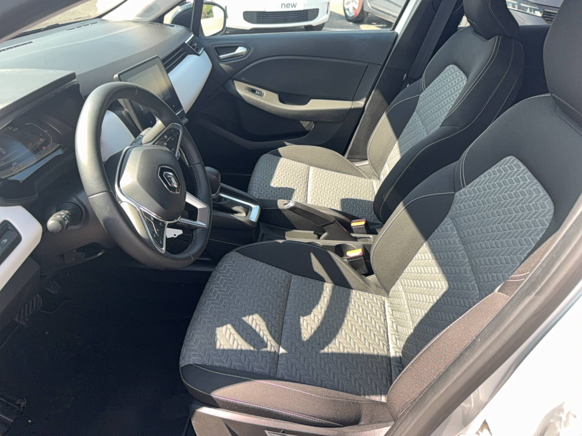 Vente en ligne Renault Clio 5 Clio E-Tech full hybrid 145 au prix de 17 990 €