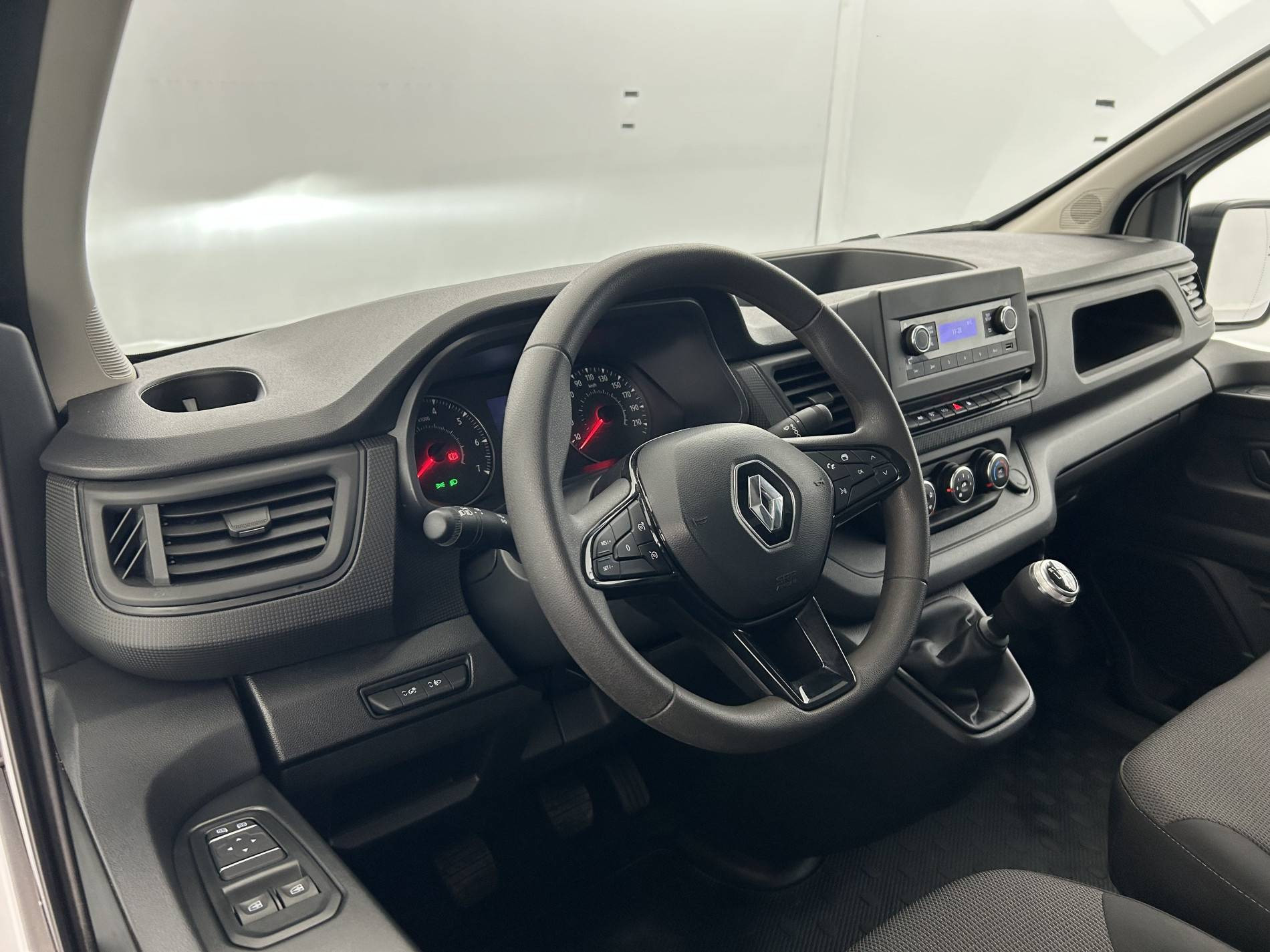 Vente en ligne Renault Trafic 3 Fourgon TRAFIC FG BLUE DCI 130 L1H1 3T GSR2 au prix de 23 490 €